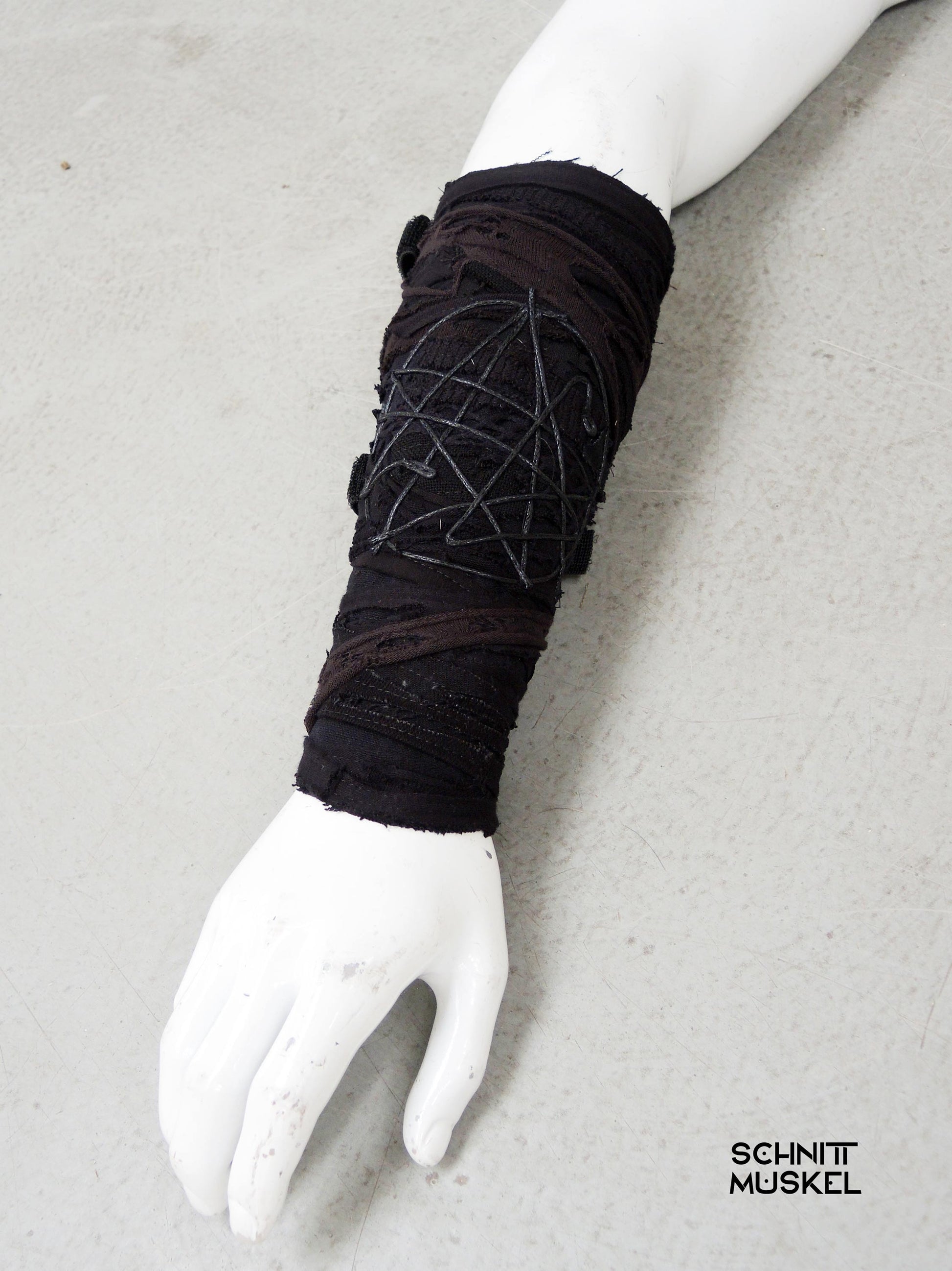 Armschiene, Necronomicon Accessoire, textile Armschiene, Gothic Armstulpen, Gothic Armschiene, Gothic Accessoire, schwarze Armschiene LARP
