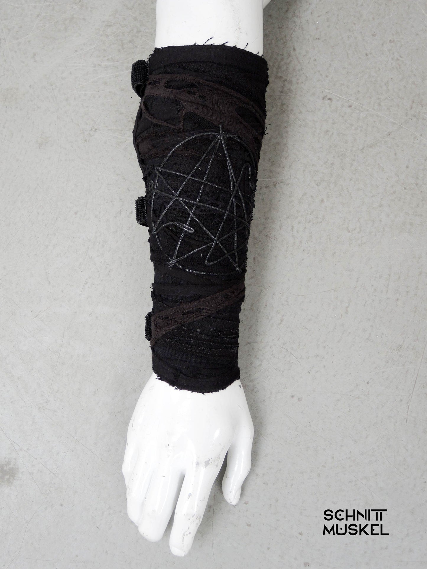 Armschiene, Necronomicon Accessoire, textile Armschiene, Gothic Armstulpen, Gothic Armschiene, Gothic Accessoire, schwarze Armschiene LARP