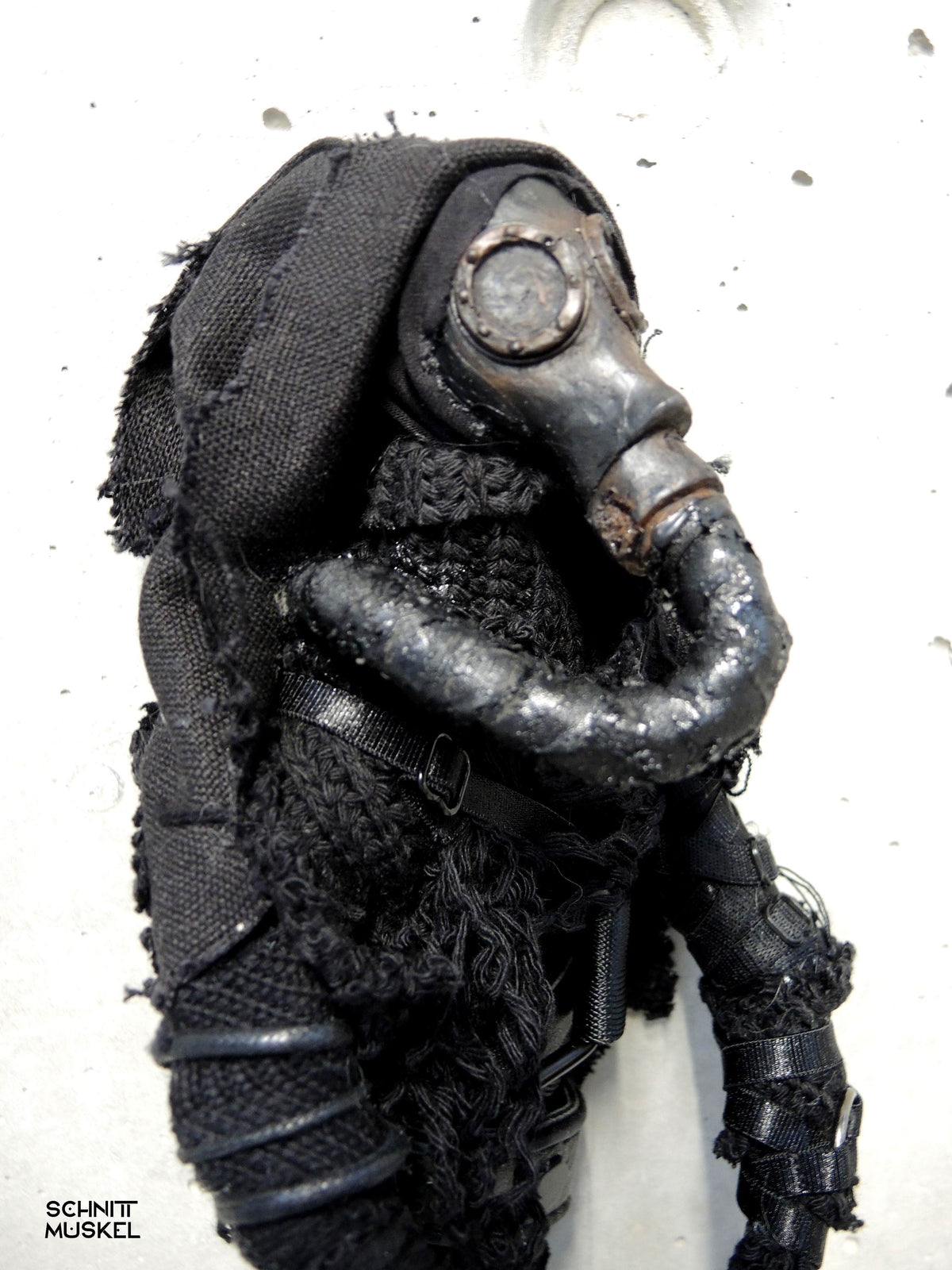 postapokalyptische Kunst, Gasmaskenfigur, postapokalyptische Figut, postapocalyptic puppet, postapo art, darkavantgarde, darkwear, darkcyberart, darkcybercaracter, Gothicpuppe, Gothicpuppet, Dark Art Skulptur, Postapokalyptische Kunst, schnittmuskel Unikat, Handgemachte Skulptur, Dark Avant-Garde Deko, Destroyed Style Kunst, Alternative Raumkunst, Künstlerfigur kaufen, Karlsruhe Art, Gasmaskenkunst