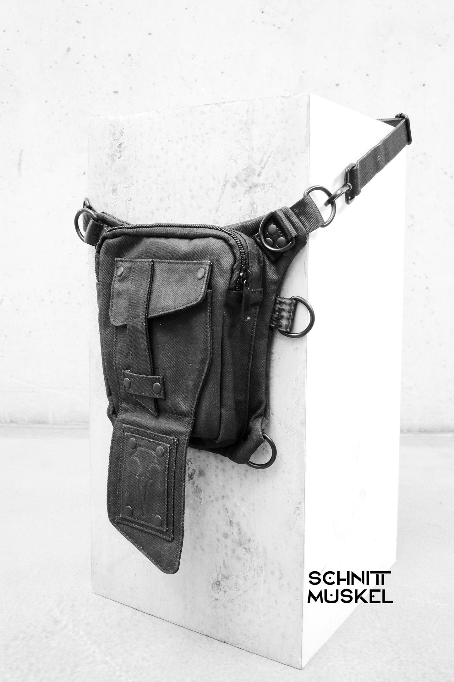 Umhängetasche, Gürteltasche, Gothictasche, Gothictasche für Herren, kleine Gothictasche, Jeanstasche, variable Tasche, vegane Tasche, Festivaltasche, darkwear, darkcyberwear, darkfashion