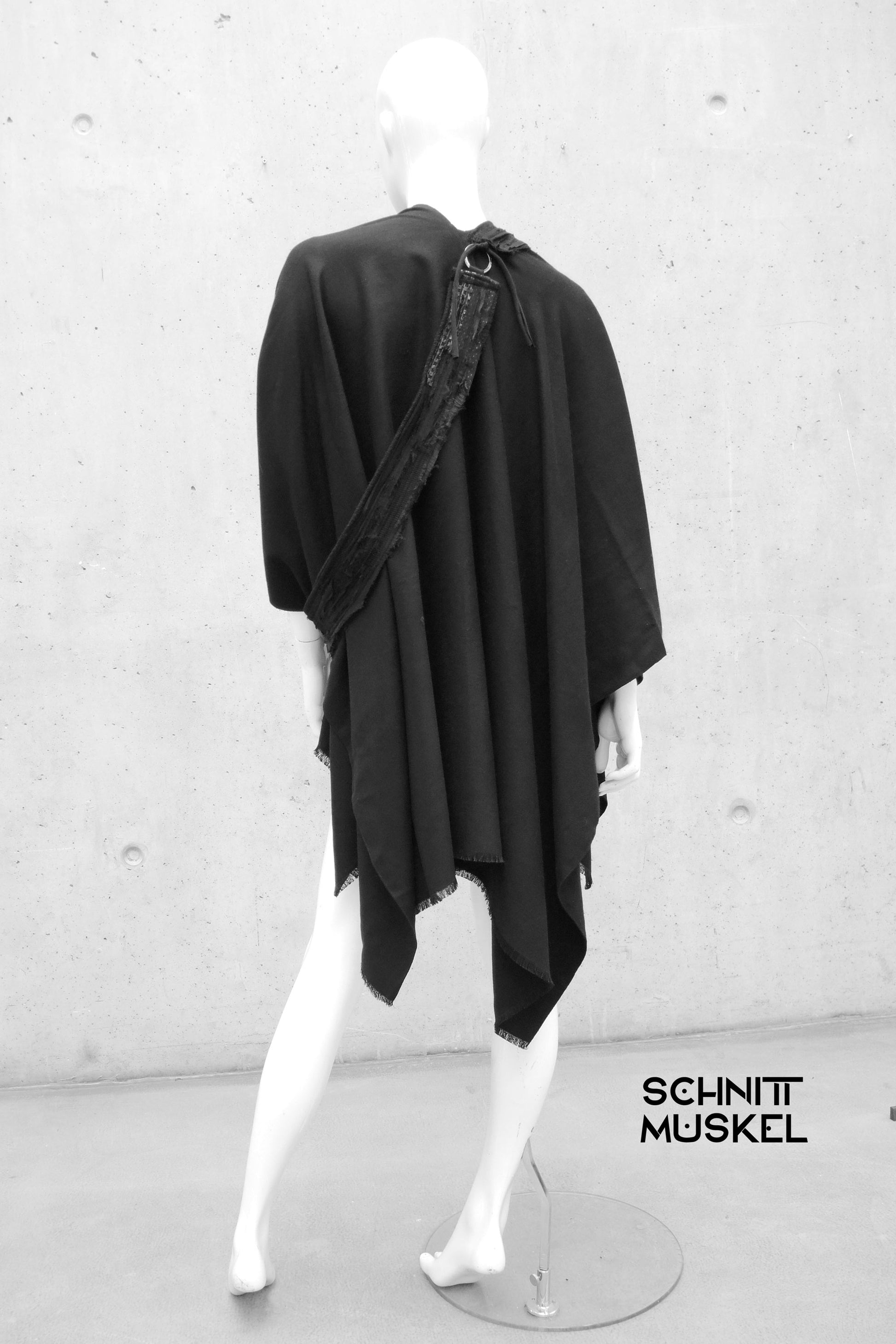 Gothicponcho, Ponchoschal schwarz, darkavantgarde, darkwear, riesiger Schal, Gothicmode für Herren, Gothicmode Accessoire