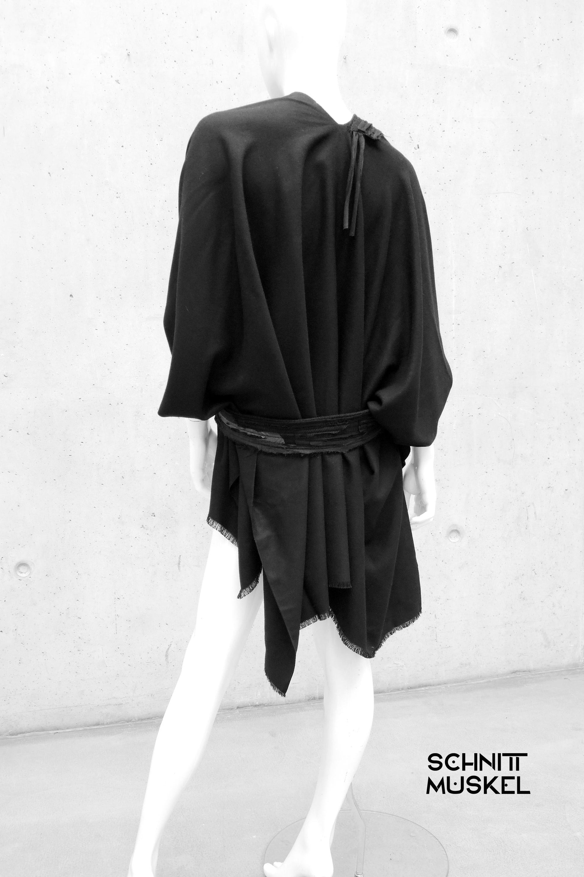Gothicponcho, Ponchoschal schwarz, darkavantgarde, darkwear, riesiger Schal, Gothicmode für Herren, Gothicmode Accessoire