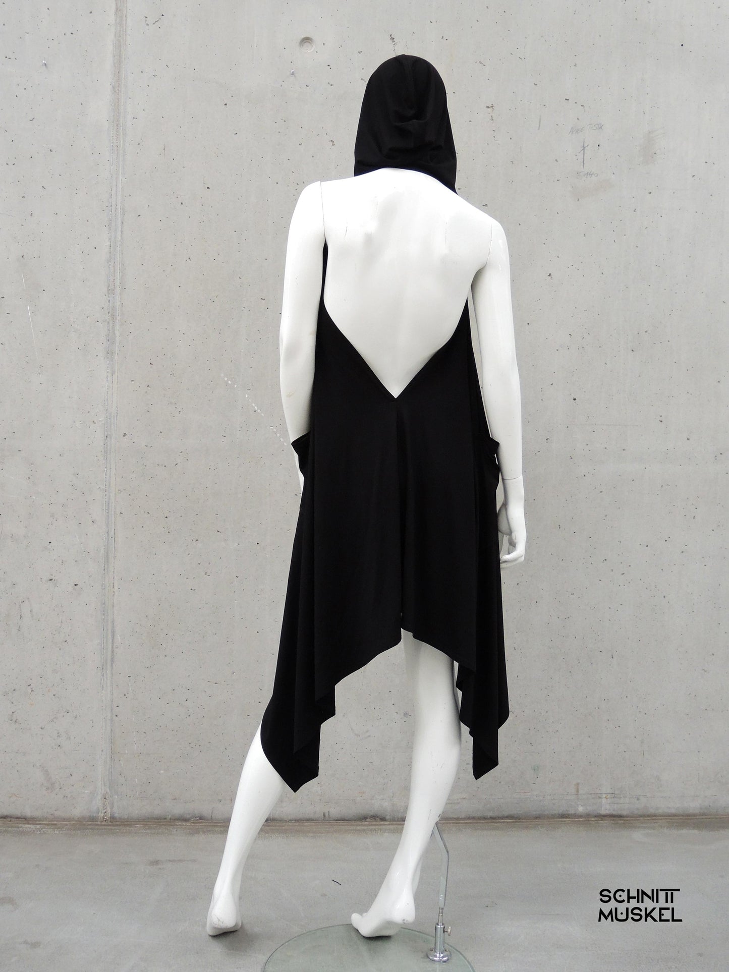 Kapuzenweste, lange Weste, Gothicmode, rückenfreue Weste, rückenfreies Kleidungsstück, rückenfreie Jacke, darkavantgarde Mode
