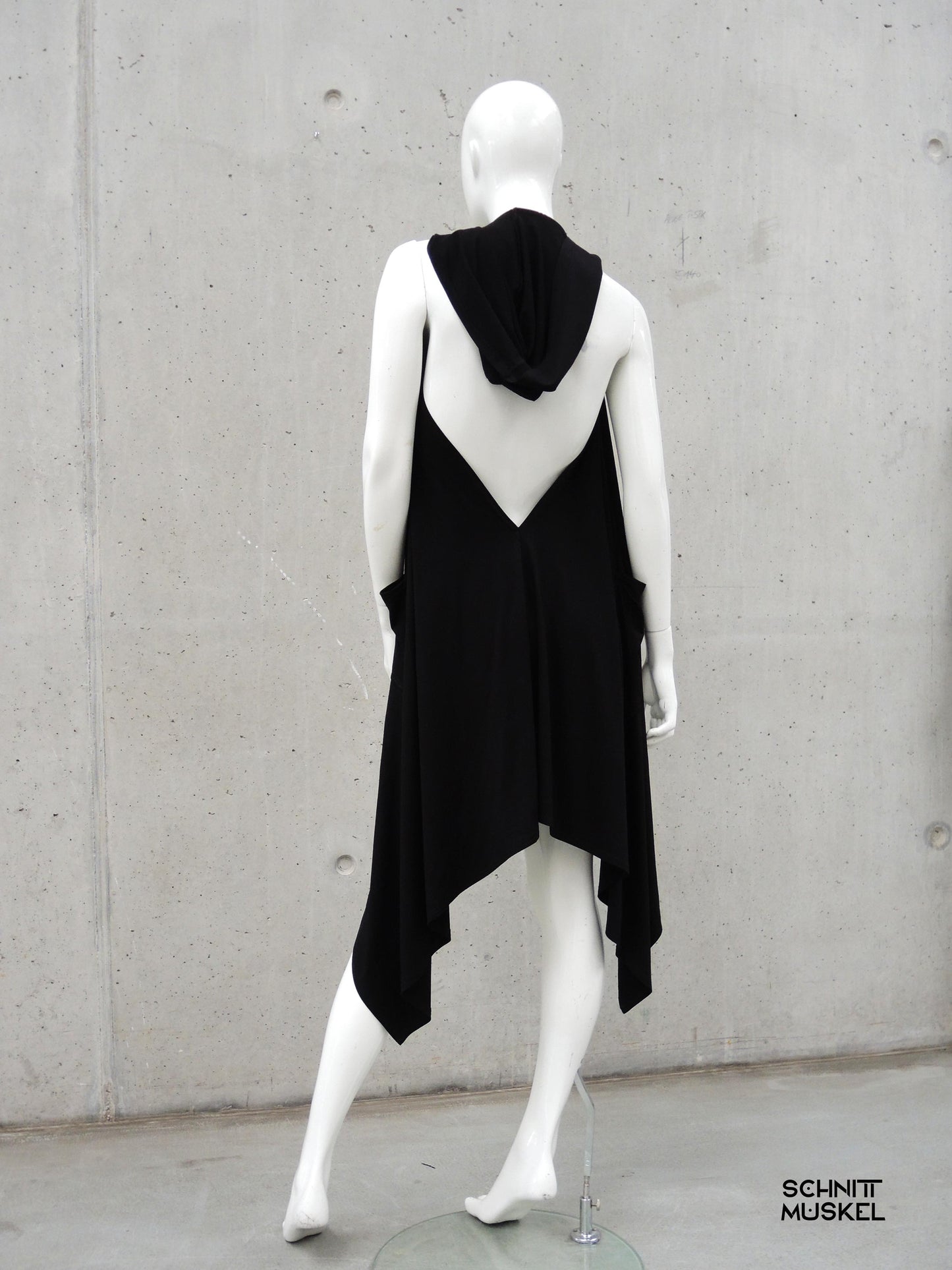 Kapuzenweste, lange Weste, Gothicmode, rückenfreue Weste, rückenfreies Kleidungsstück, rückenfreie Jacke, darkavantgarde Mode