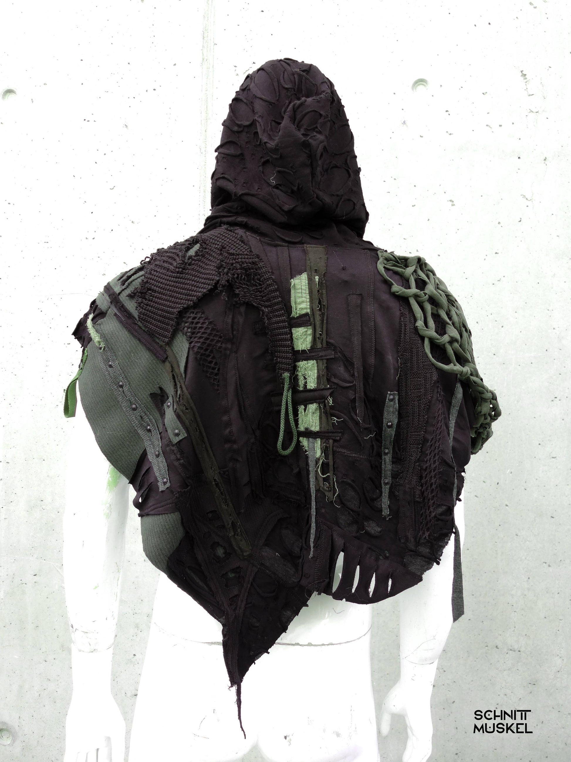 handgemachtes schwarzes Cape mit Kapuze, Dark Viking, Nordic Style, Viking Style, Wicca,
Post Apocalyptic Cape mit Schnallen und Nieten Unikat
Gothic Cape Unisex mit Kapuze Raw Look