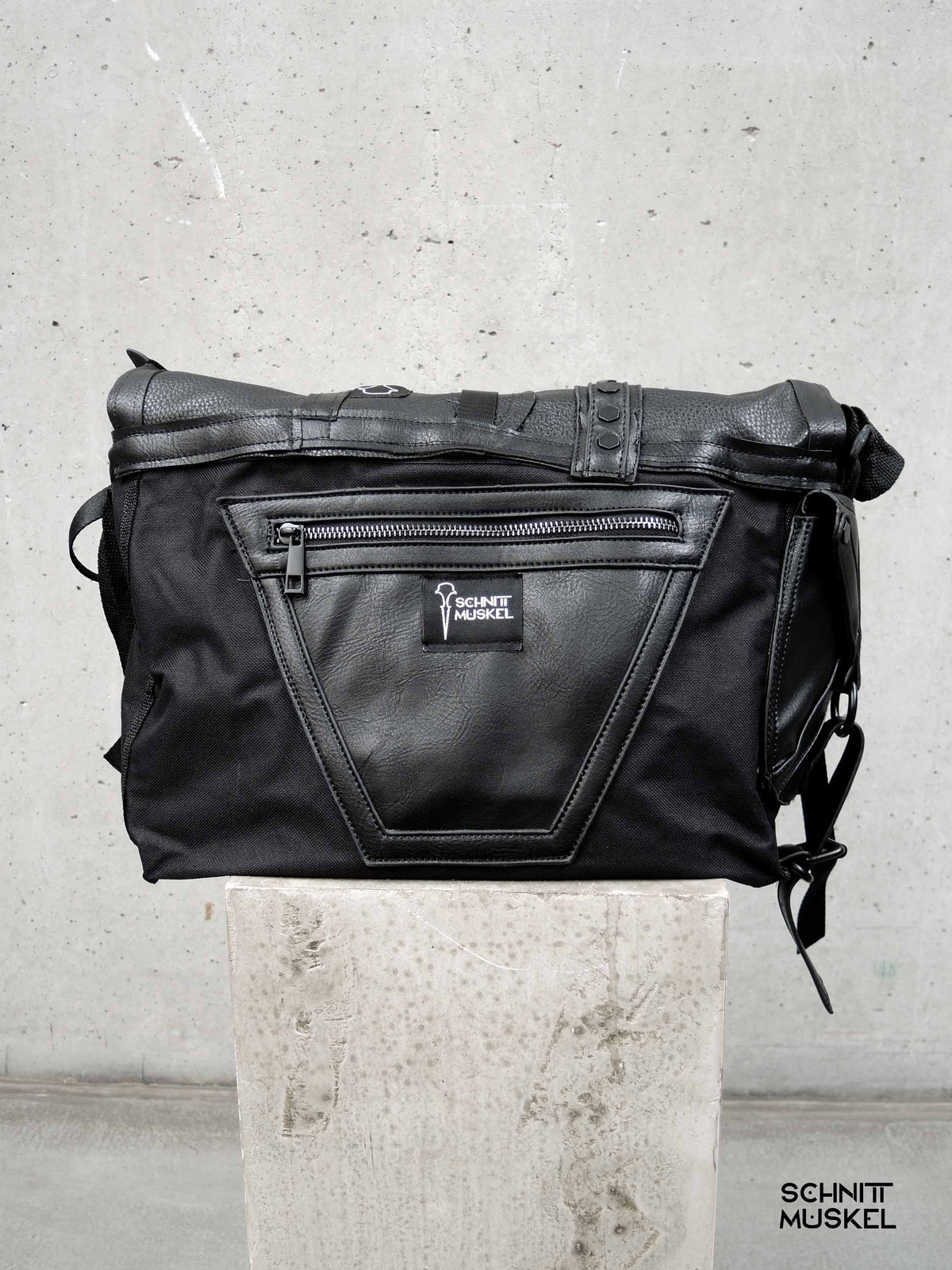 darkavantgarde Tasche, Gothic Umhängetasche, Gothic Tasche, Bondage Tasche, Unikattasche, schwarze Unikattasche, Tasche vegan, Tasche mit Bändern