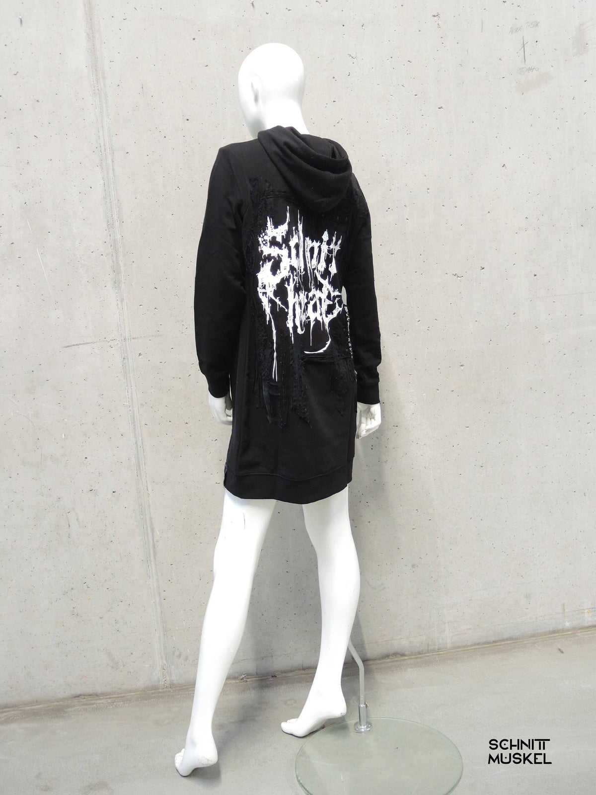 Schnitthead, Hoodiekleid, Langer Hoodie, Pulloverkleid, Gothickleid, Streetgoth Kleid, Streetgoth Hoodie, Blackmetal Hoodie,Langes Hoodie Kleid, Gothic Kapuzenkleid, schnittmuskel Schnitthead, Destroyed Look Hoodie, Dark Avant-Garde Kleidung, Schwarzes Kapuzenpullover Kleid, Alternative Fashion Schwarz, Post Apocalyptic Streetwear, Gothic Longshirt