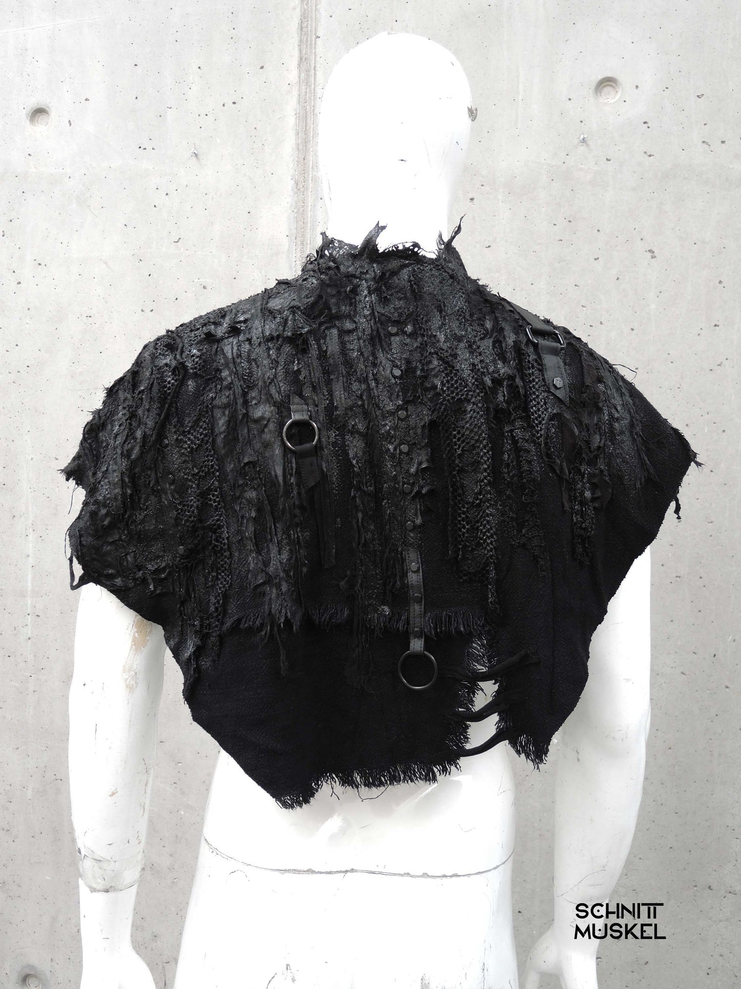handgemachtes schwarzes Cape mit schwarzer Beschichtung. Avantgarde
Post Apocalyptic Cape mit Schnallen und Nieten Unikat
Gothic Cape Unisex mit Kapuze Raw Look