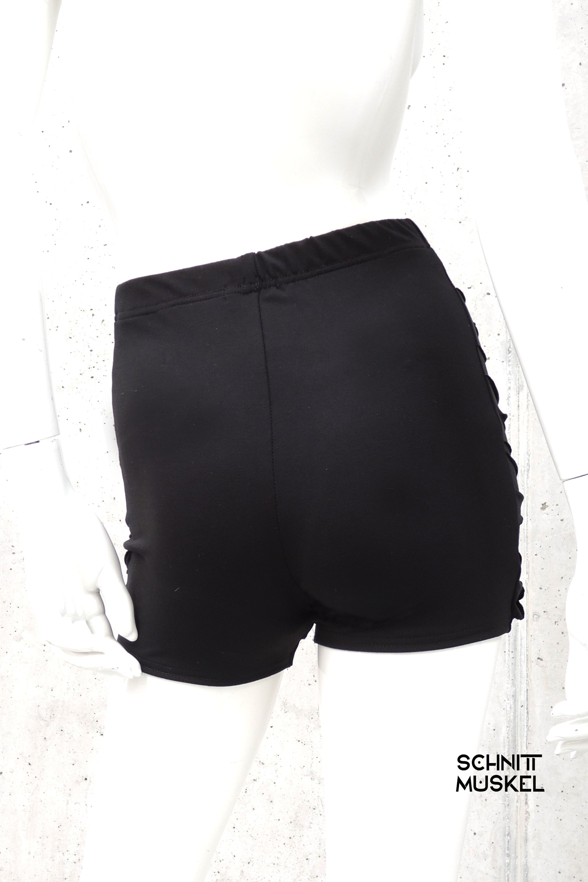 Hotpants, schwarze Hotpants, kurze Radlerhose, schwarze grothic panty, darkwear, cyberfashion, darkcyberfashion, kurze Gothichose
