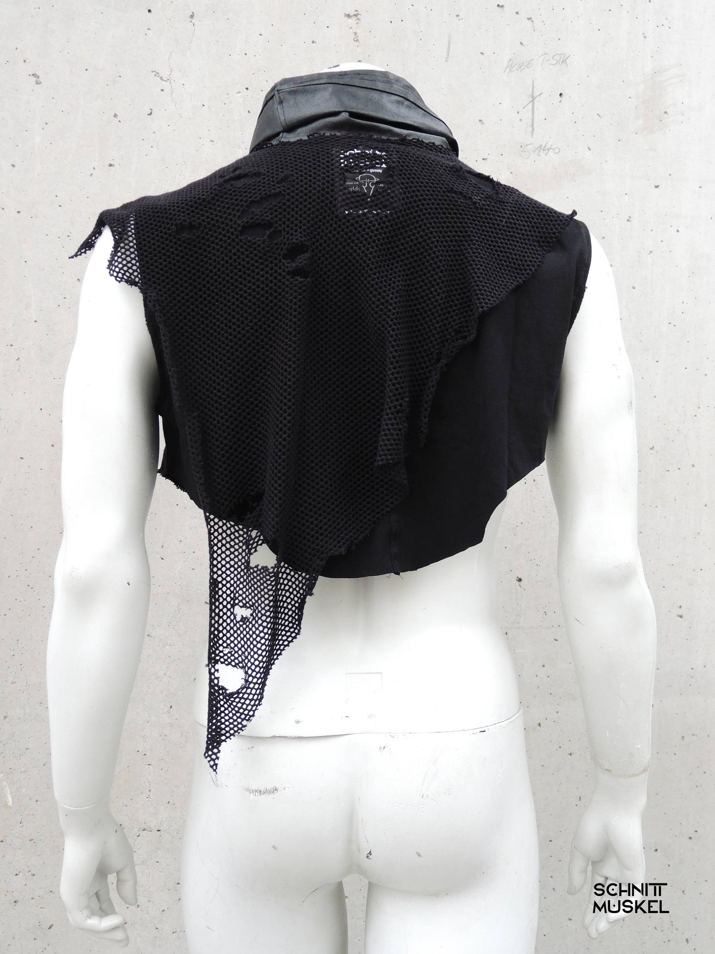 postapokalyptisches Oberteil darkavantgardemode, Gothicmode, aussergewöhnliche Gothicmode, Gothicoberteil, Upcycling Oberteil, Avantgarde Mode, Rick Owens Stil, Asymmetrisches Top, Schwarzes Designer Oberteil, Unikat Kleidung, Nachhaltige Mode, Handmade Fashion, Industrial Fashion, Darkwear, Post Apocalyptic Fashion, Avantgarde Fashion Deutschland, SCHNITTMUSKEL Karlsruhe, Genderless Fashion, Dekonstruierte Mode