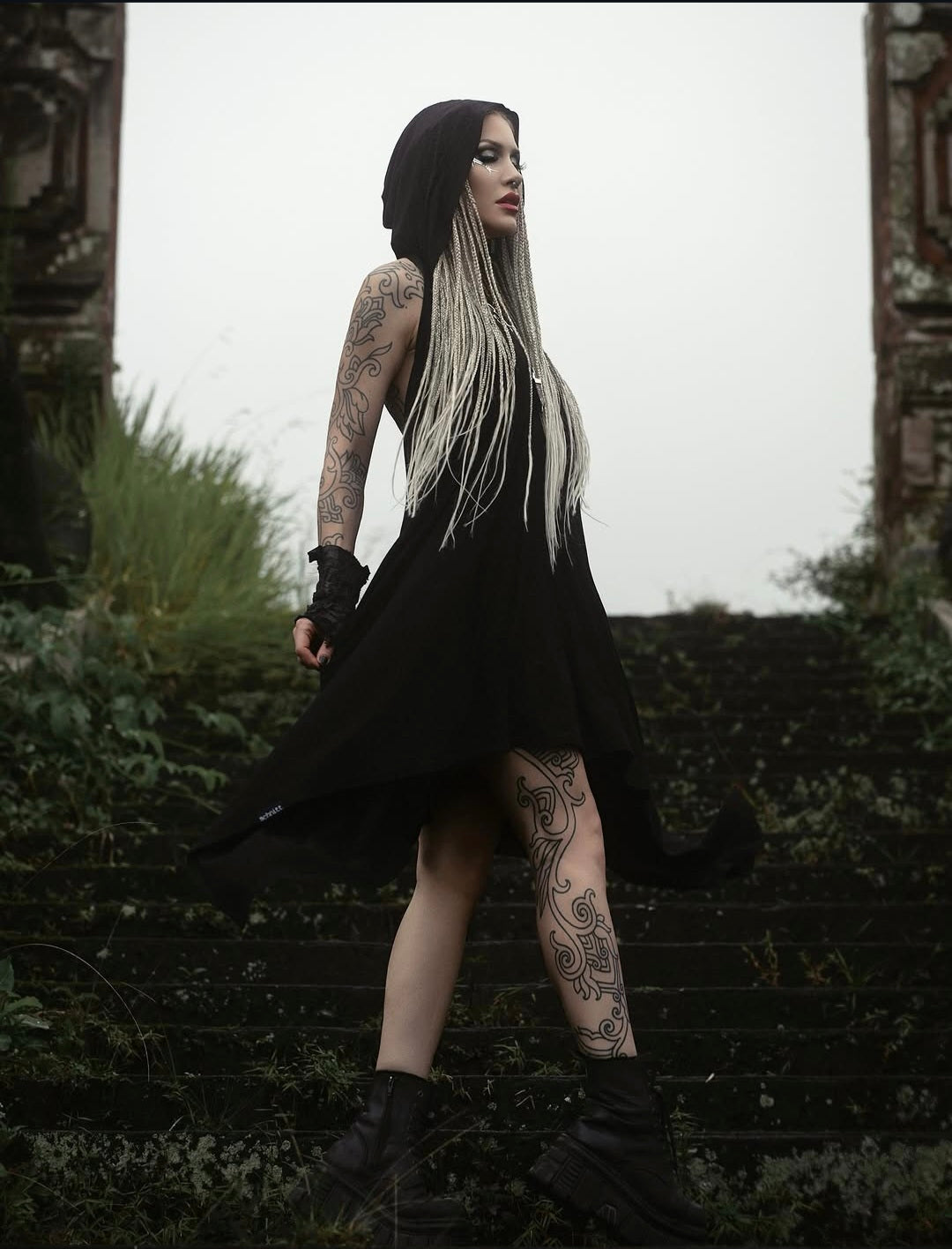 rückenfreies Kleid, rückenfreies Freizeitkleid, postapokalyptisches Kleid, Kapuzenkleid, Kleid mit Kapuze, schwarzes Kleid, darkavantgarde Kleid, darkwear, postapokalyptische Mode