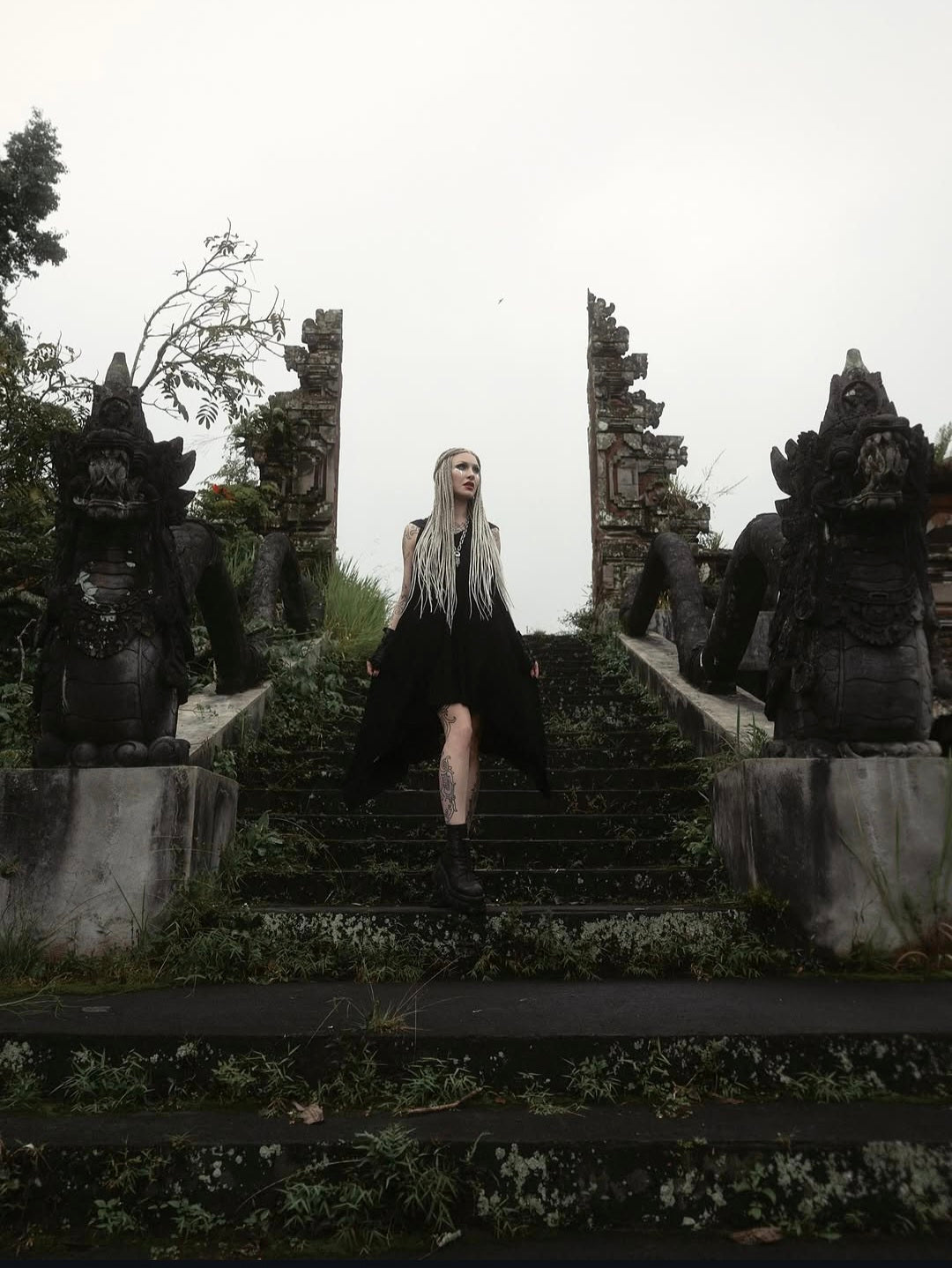 rückenfreies Kleid, rückenfreies Freizeitkleid, postapokalyptisches Kleid, Kapuzenkleid, Kleid mit Kapuze, schwarzes Kleid, darkavantgarde Kleid, darkwear, postapokalyptische Mode