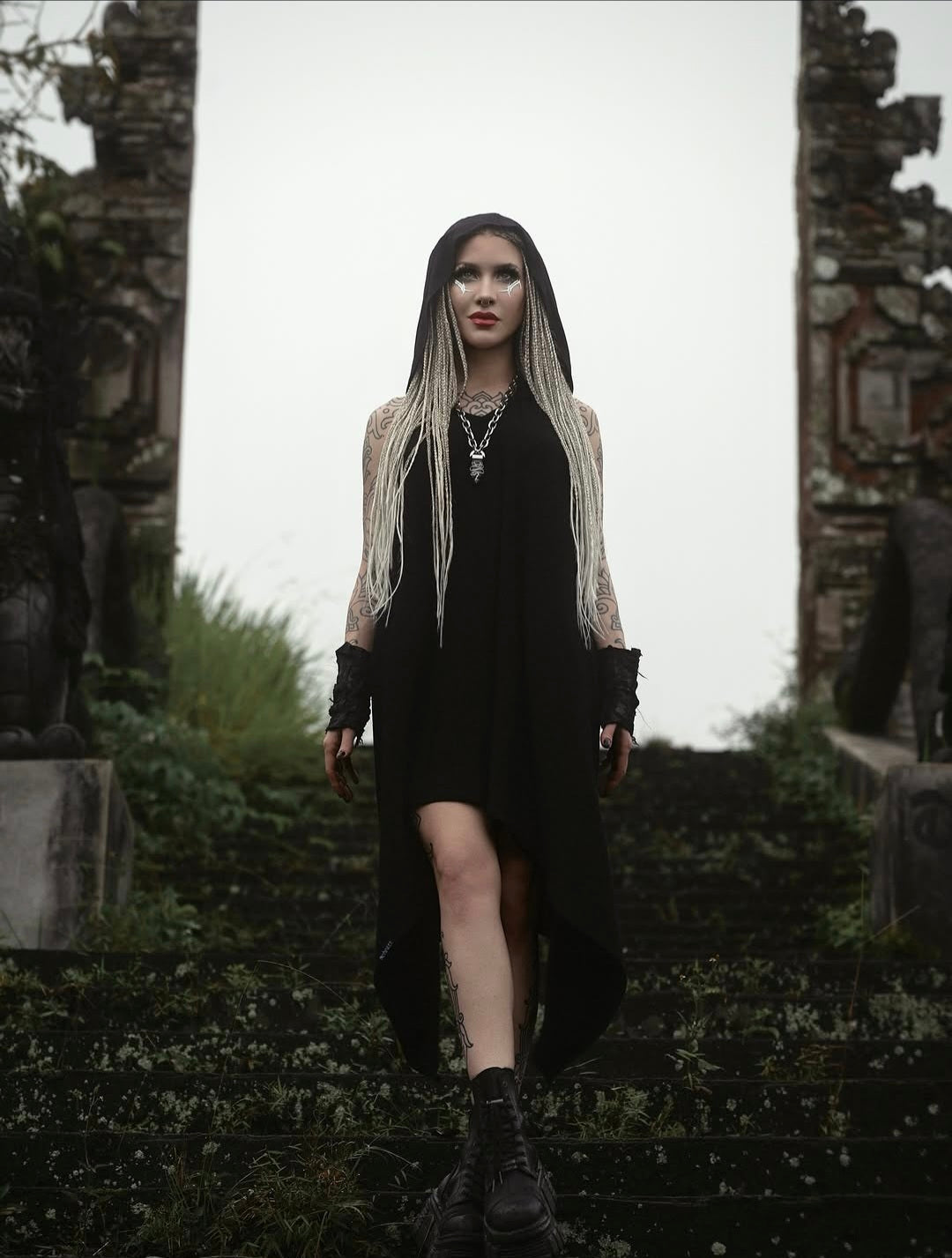 rückenfreies Kleid, rückenfreies Freizeitkleid, postapokalyptisches Kleid, Kapuzenkleid, Kleid mit Kapuze, schwarzes Kleid, darkavantgarde Kleid, darkwear, postapokalyptische Mode