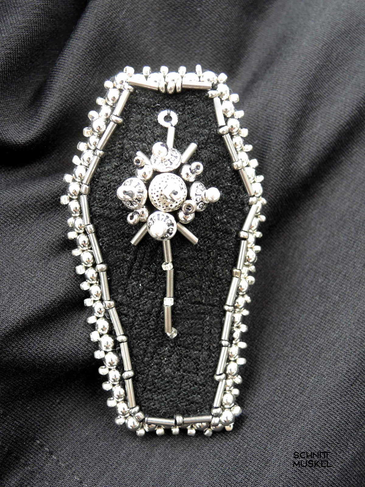 Sargbrosche, Brosche in Sargform, Gothicbrosche, Perlenstickerei Sarg