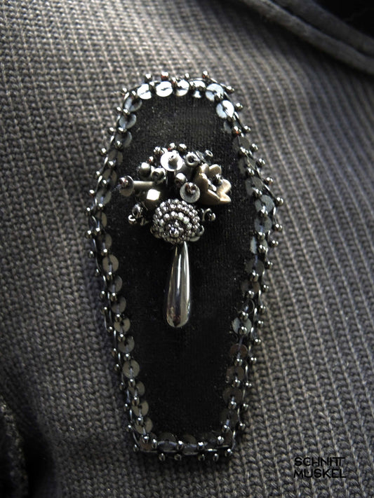 Sargbrosche, sargförmge Brosche, Gothicbrosche, Gothicschmuck, Sarg Anstecker, Sargbouquet schwarz, schwarzes Sargbouquet als Brosche