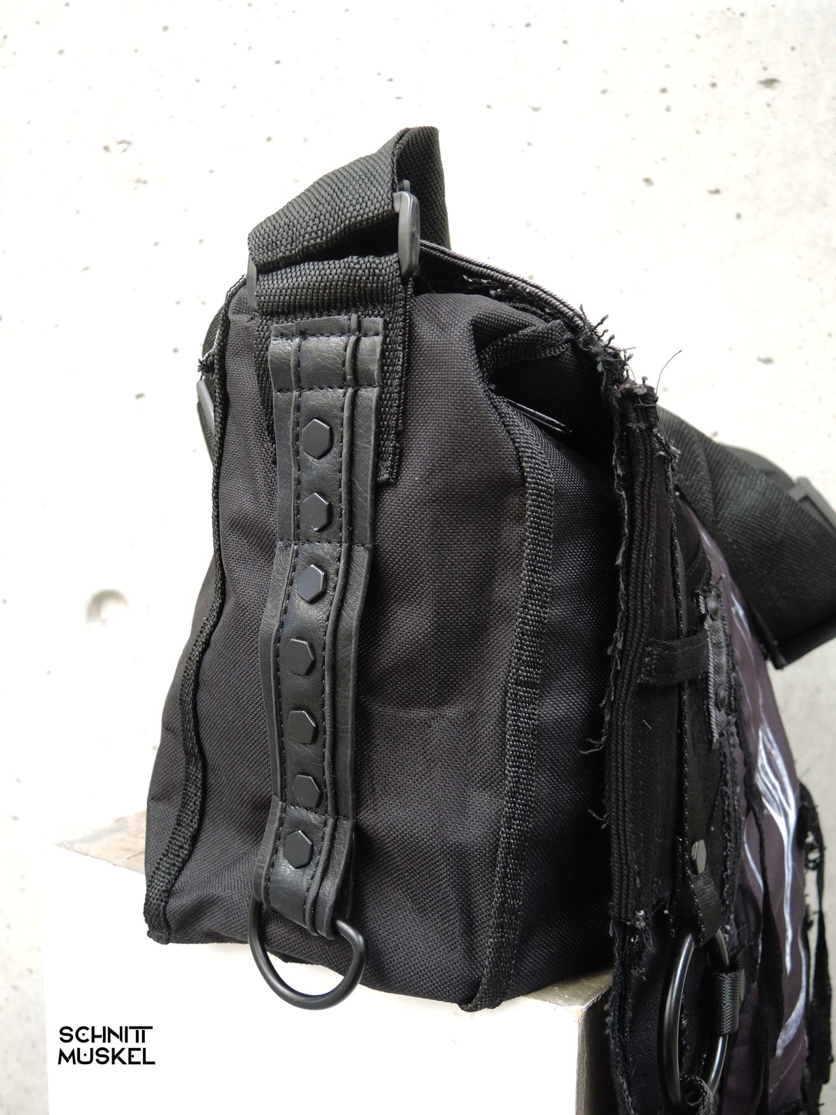 Gothic Tasche, postapokalyptische Tasche, Tasche mit Vogelschädel, schwarze Tasche mit Bändern, destroyed Tasche, upcycling Tasche, darkavantgarde Tasche, Gothic Umhängetasche, Unikattasche