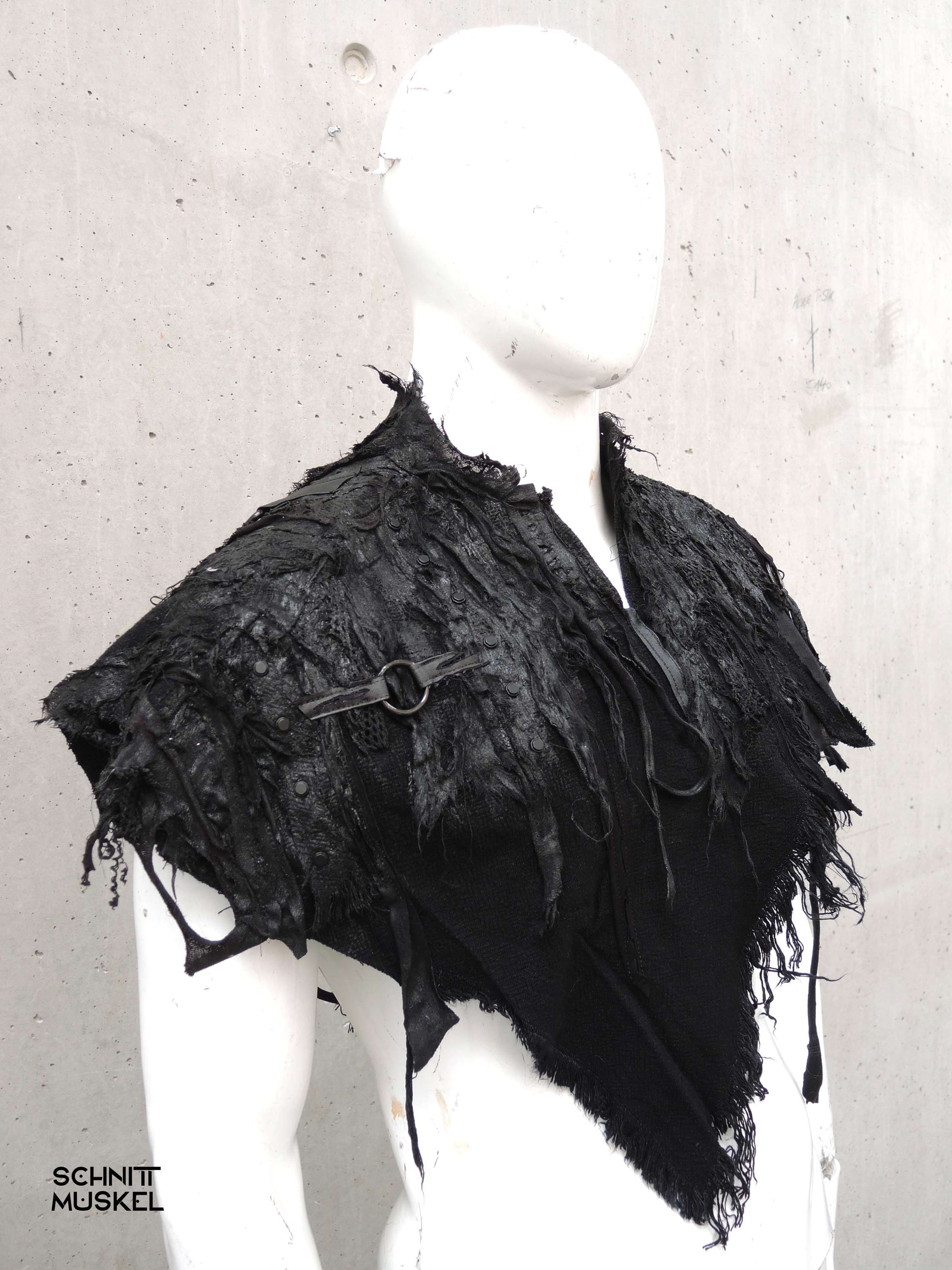 handgemachtes schwarzes Cape mit schwarzer Beschichtung. Avantgarde
Post Apocalyptic Cape mit Schnallen und Nieten Unikat
Gothic Cape Unisex mit Kapuze Raw Look