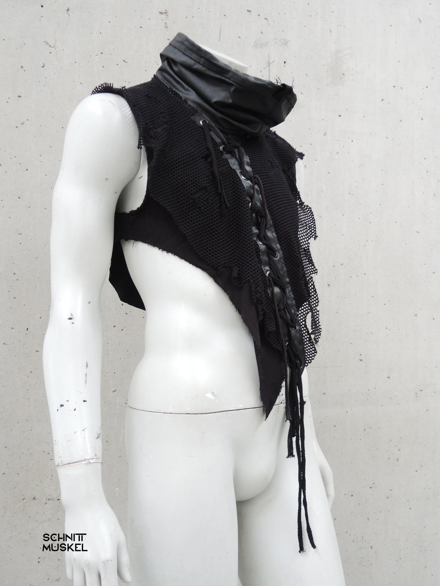 postapokalyptisches Oberteil darkavantgardemode, Gothicmode, aussergewöhnliche Gothicmode, Gothicoberteil, Upcycling Oberteil, Avantgarde Mode, Rick Owens Stil, Asymmetrisches Top, Schwarzes Designer Oberteil, Unikat Kleidung, Nachhaltige Mode, Handmade Fashion, Industrial Fashion, Darkwear, Post Apocalyptic Fashion, Avantgarde Fashion Deutschland, SCHNITTMUSKEL Karlsruhe, Genderless Fashion, Dekonstruierte Mode
