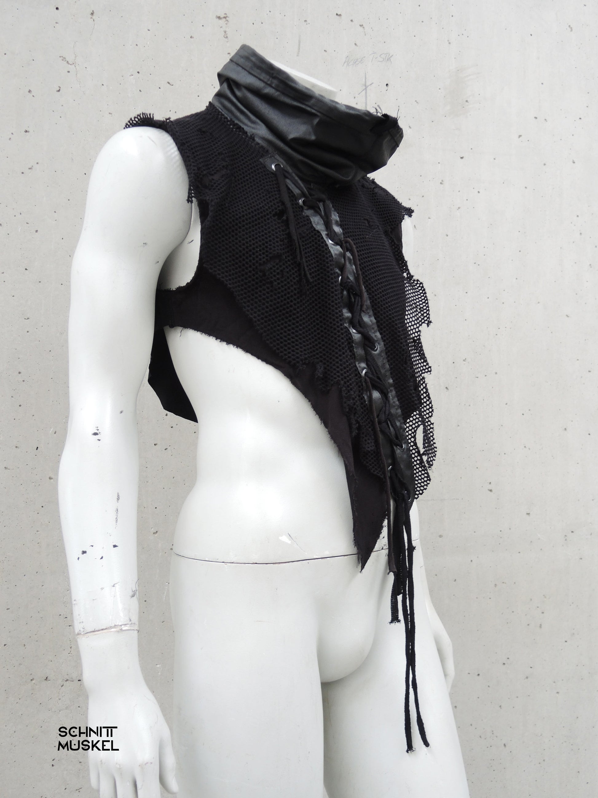 postapokalyptisches Oberteil darkavantgardemode, Gothicmode, aussergewöhnliche Gothicmode, Gothicoberteil, Upcycling Oberteil, Avantgarde Mode, Rick Owens Stil, Asymmetrisches Top, Schwarzes Designer Oberteil, Unikat Kleidung, Nachhaltige Mode, Handmade Fashion, Industrial Fashion, Darkwear, Post Apocalyptic Fashion, Avantgarde Fashion Deutschland, SCHNITTMUSKEL Karlsruhe, Genderless Fashion, Dekonstruierte Mode