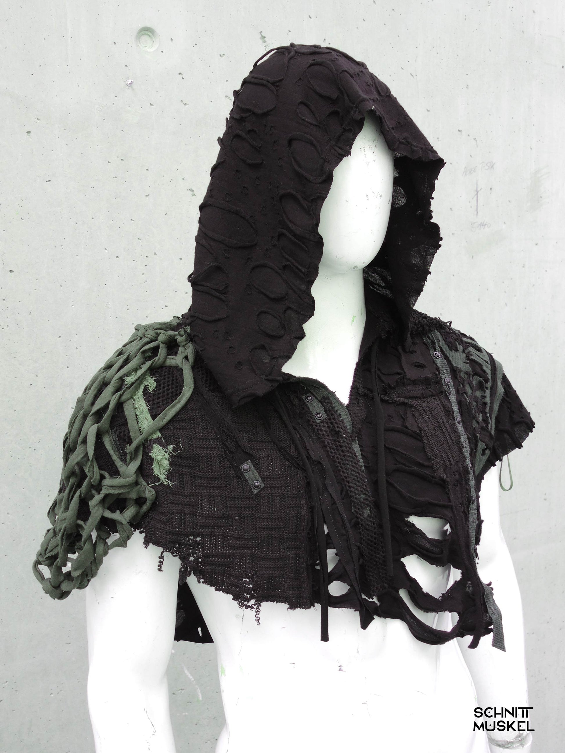 handgemachtes schwarzes Cape mit Kapuze, Dark Viking, Nordic Style, Viking Style, Wicca,
Post Apocalyptic Cape mit Schnallen und Nieten Unikat
Gothic Cape Unisex mit Kapuze Raw Look