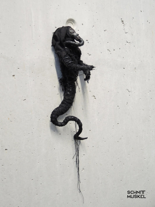 postapokalyptische Kunst, postapokalyptische Figut, postapocalyptic puppet, postapo art, darkavantgarde, darkwear, darkcyberart, darkcybercaracter, Gothicpuppe, Gothicpuppet