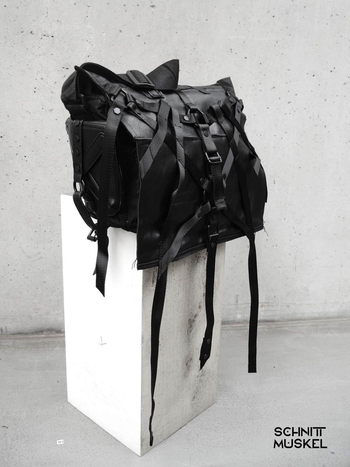 darkavantgarde Tasche, Gothic Umhängetasche, Gothic Tasche, Bondage Tasche, Unikattasche, schwarze Unikattasche, Tasche vegan, Tasche mit Bändern