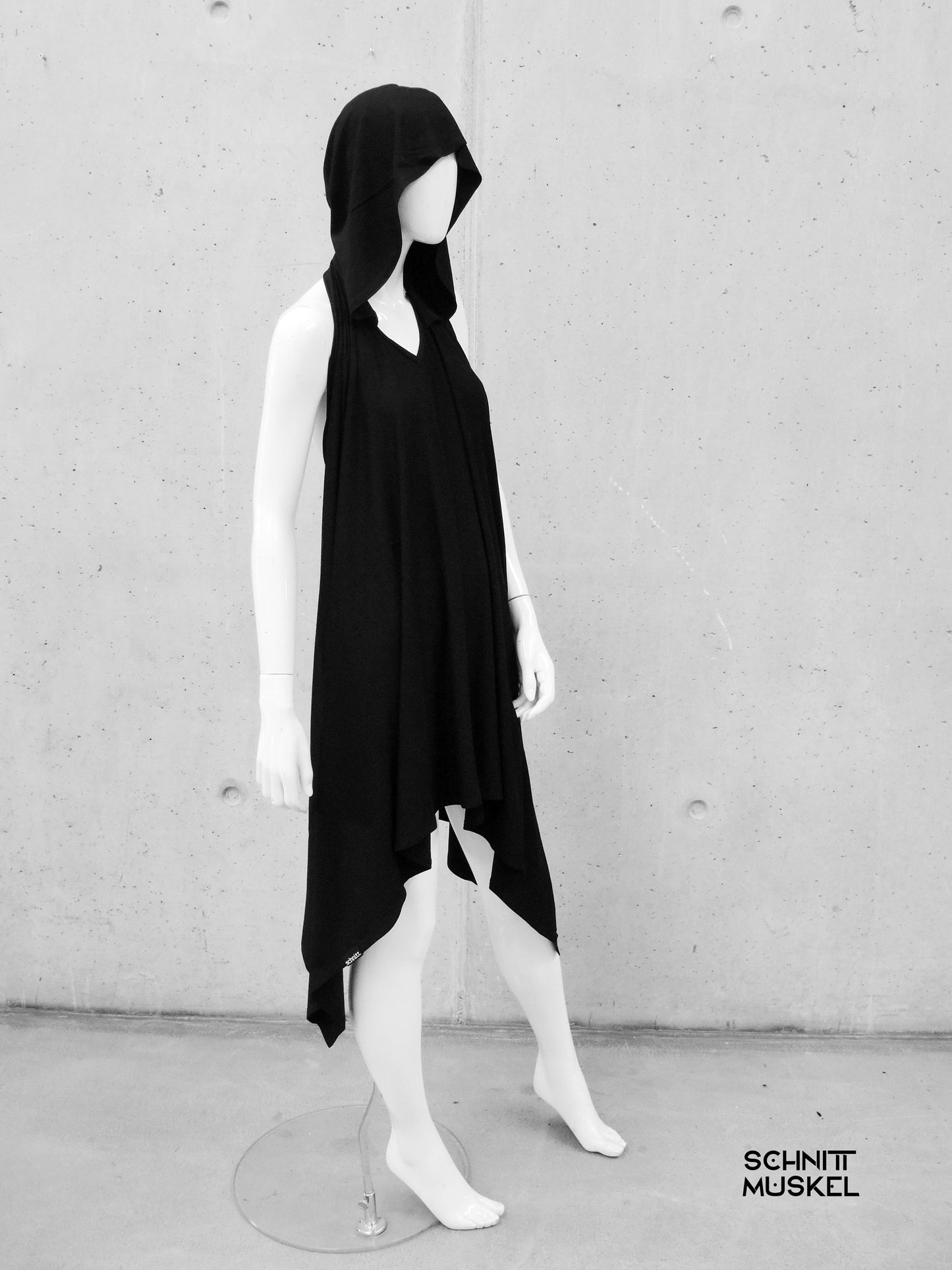 rückenfreies Kleid, rückenfreies Freizeitkleid, postapokalyptisches Kleid, Kapuzenkleid, Kleid mit Kapuze, schwarzes Kleid, darkavantgarde Kleid, darkwear, postapokalyptische Mode