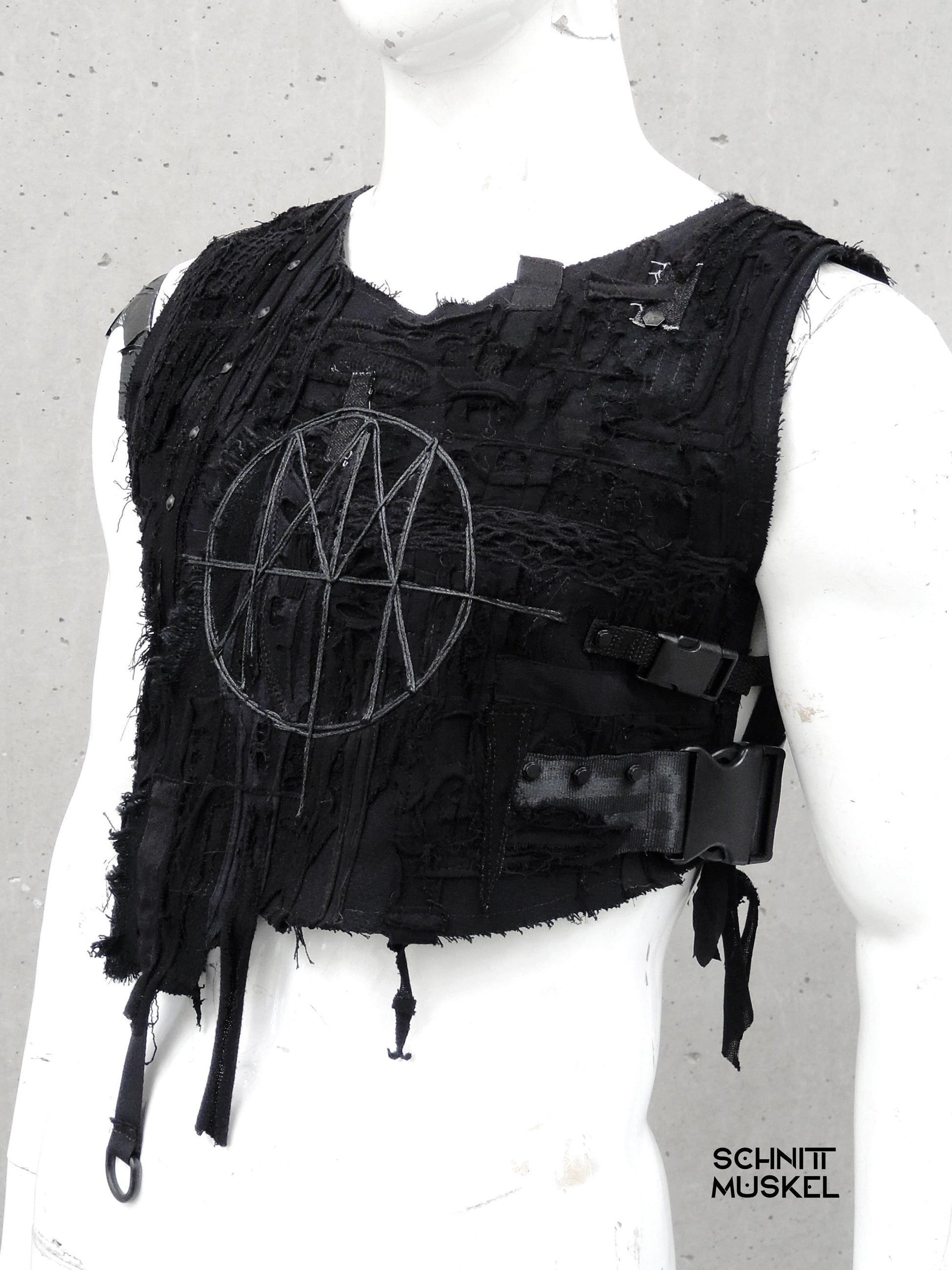 Distressed Weste, schwarze Weste Herren Damen, avantgarde Fashion, Techwear Germany, Schnittmuskel Design, handgefertigte Weste, Industrial Streetwear, Unisex Tactical Vest, Gothicmode, kinky Outfit, Gothicweste, postapokayptische Mode