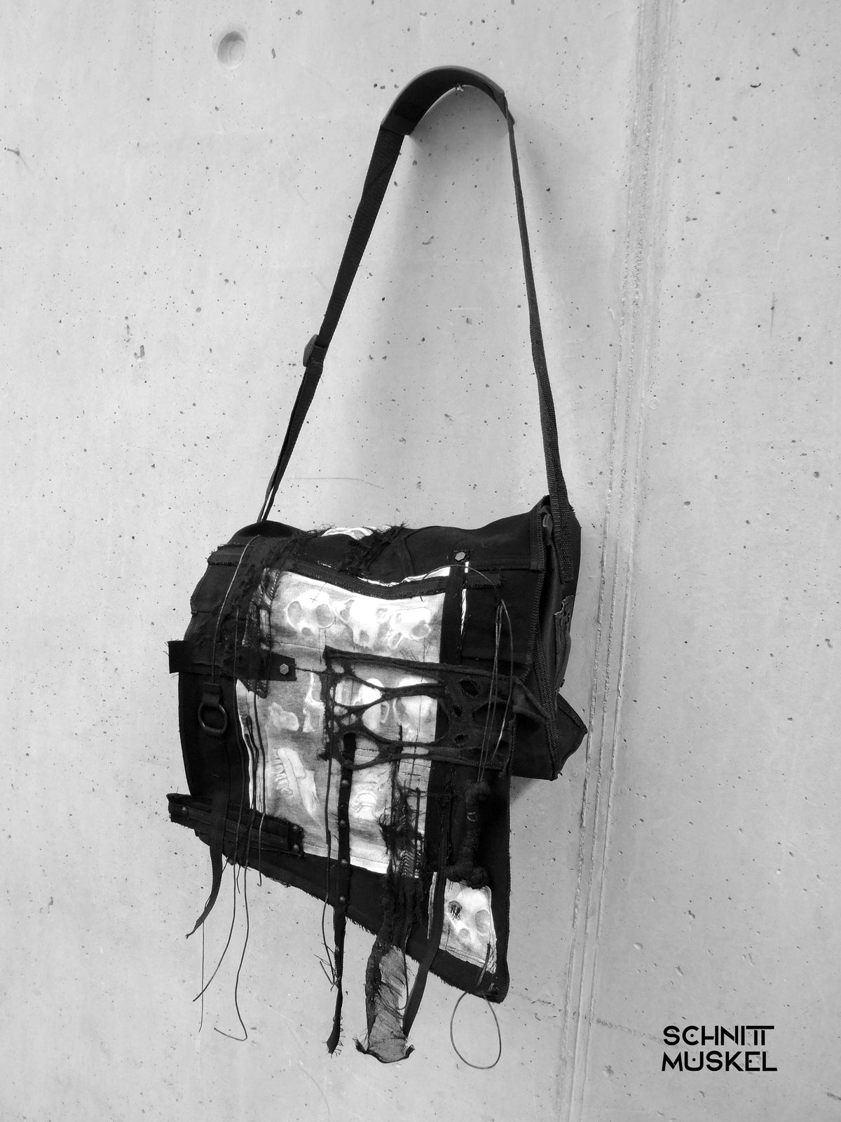 Unikattasche, Gothictasche, darkweartasche, darkwear, Gothicmode, Gothicaccessoire, Tasche mit Knochen, Punktasche, Custombag