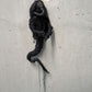 postapokalyptische Kunst, Gasmaskenfigur, postapokalyptische Figut, postapocalyptic puppet, postapo art, darkavantgarde, darkwear, darkcyberart, darkcybercaracter, Gothicpuppe, Gothicpuppet, Dark Art Skulptur, Postapokalyptische Kunst, schnittmuskel Unikat, Handgemachte Skulptur, Dark Avant-Garde Deko, Destroyed Style Kunst, Alternative Raumkunst, Künstlerfigur kaufen, Karlsruhe Art, Gasmaskenkunst