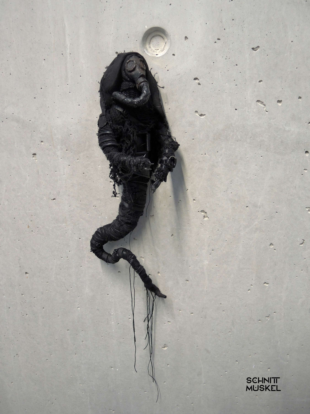 postapokalyptische Kunst, Gasmaskenfigur, postapokalyptische Figut, postapocalyptic puppet, postapo art, darkavantgarde, darkwear, darkcyberart, darkcybercaracter, Gothicpuppe, Gothicpuppet, Dark Art Skulptur, Postapokalyptische Kunst, schnittmuskel Unikat, Handgemachte Skulptur, Dark Avant-Garde Deko, Destroyed Style Kunst, Alternative Raumkunst, Künstlerfigur kaufen, Karlsruhe Art, Gasmaskenkunst
