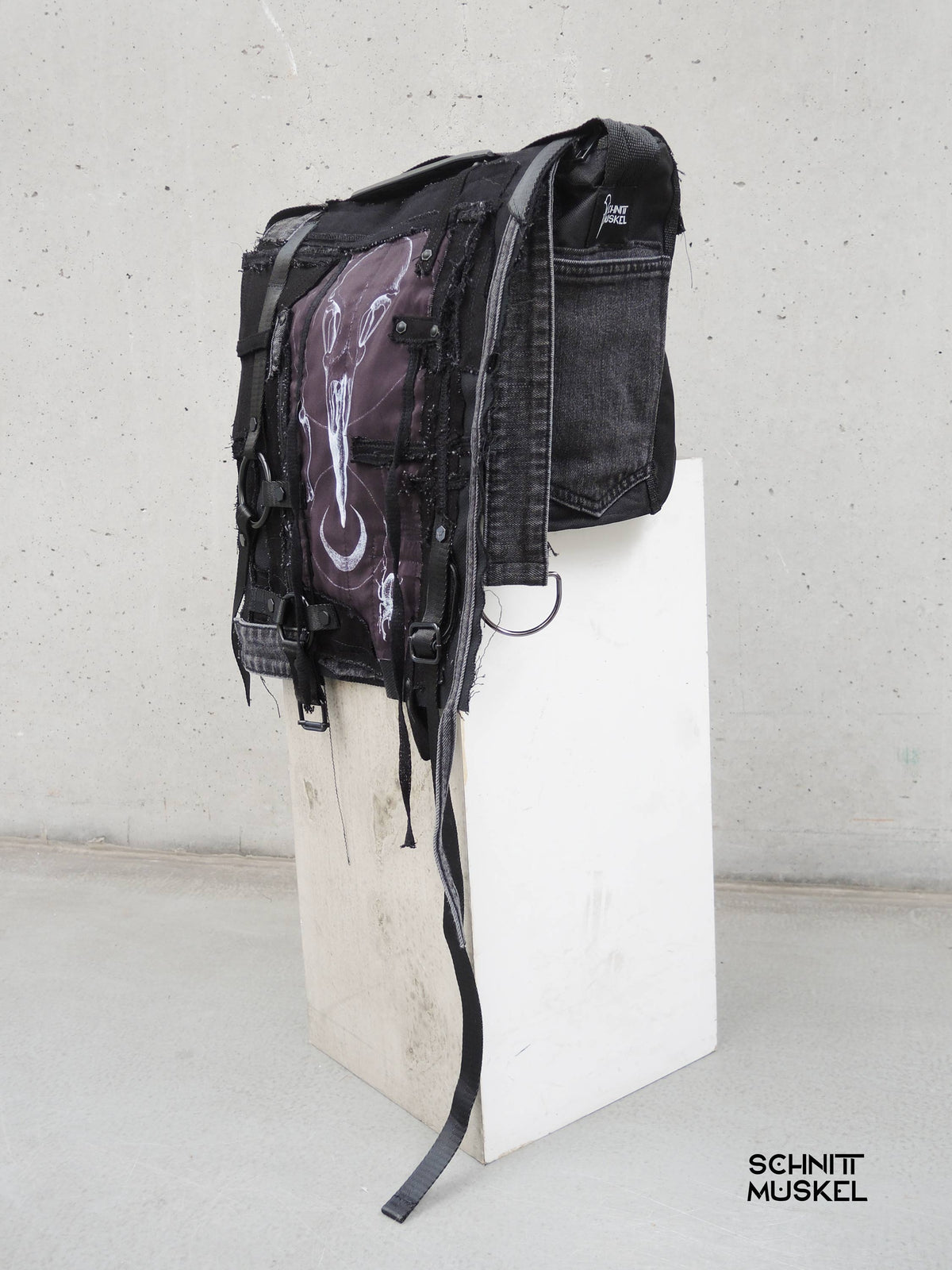Gothic Tasche, postapokalyptische Tasche, Tasche mit Vogelschädel, schwarze Tasche mit Bändern, destroyed Tasche, upcycling Tasche, darkavantgarde Tasche, Gothic Umhängetasche, Unikattasche