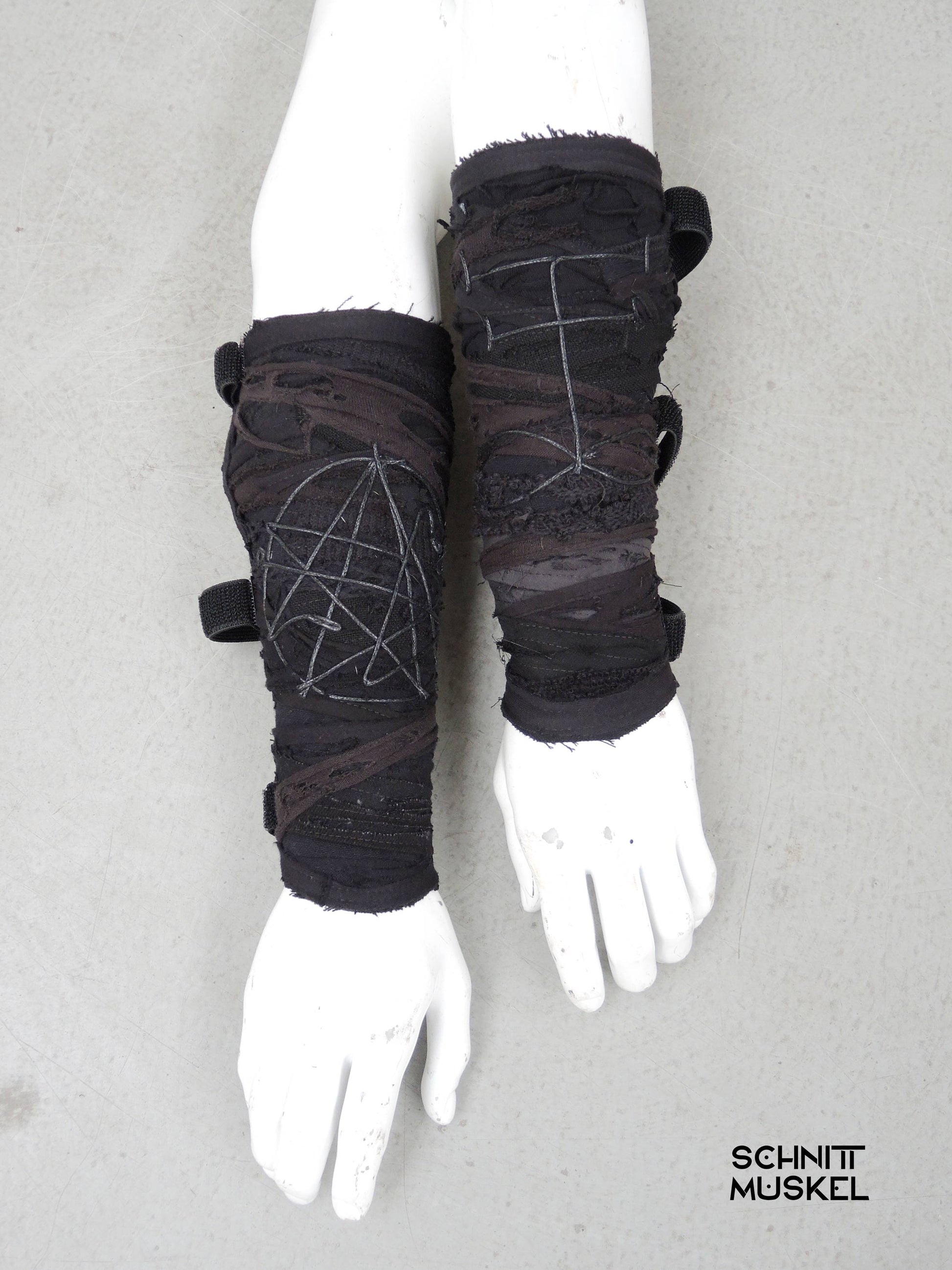 Armschienen 2er Set, schwarze Gothic Armschienen, Death Metal Armschienen, necronomicon Symbol auf Kleidung