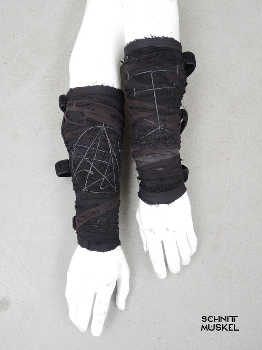 Armschienen 2er Set, schwarze Gothic Armschienen, Death Metal Armschienen, necronomicon Symbol auf Kleidung