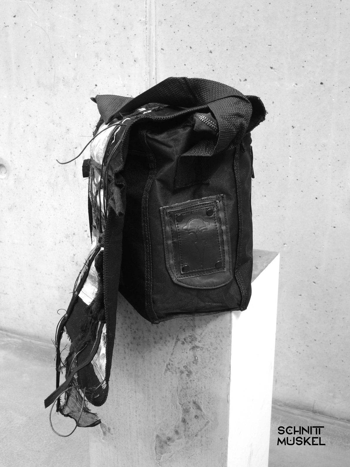 Unikattasche, Gothictasche, darkweartasche, darkwear, Gothicmode, Gothicaccessoire, Tasche mit Knochen, Punktasche, Custombag