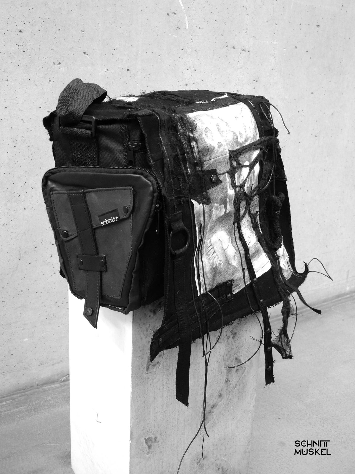 Unikattasche, Gothictasche, darkweartasche, darkwear, Gothicmode, Gothicaccessoire, Tasche mit Knochen, Punktasche, Custombag
