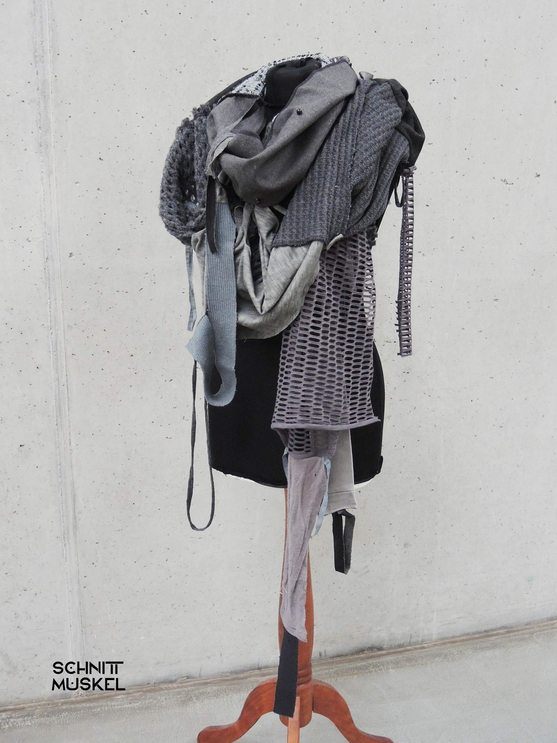 STrickschal, Resteschal, Patchworkschal, postapokalyptischer Schal, grauer Schal, ultralanger Schal