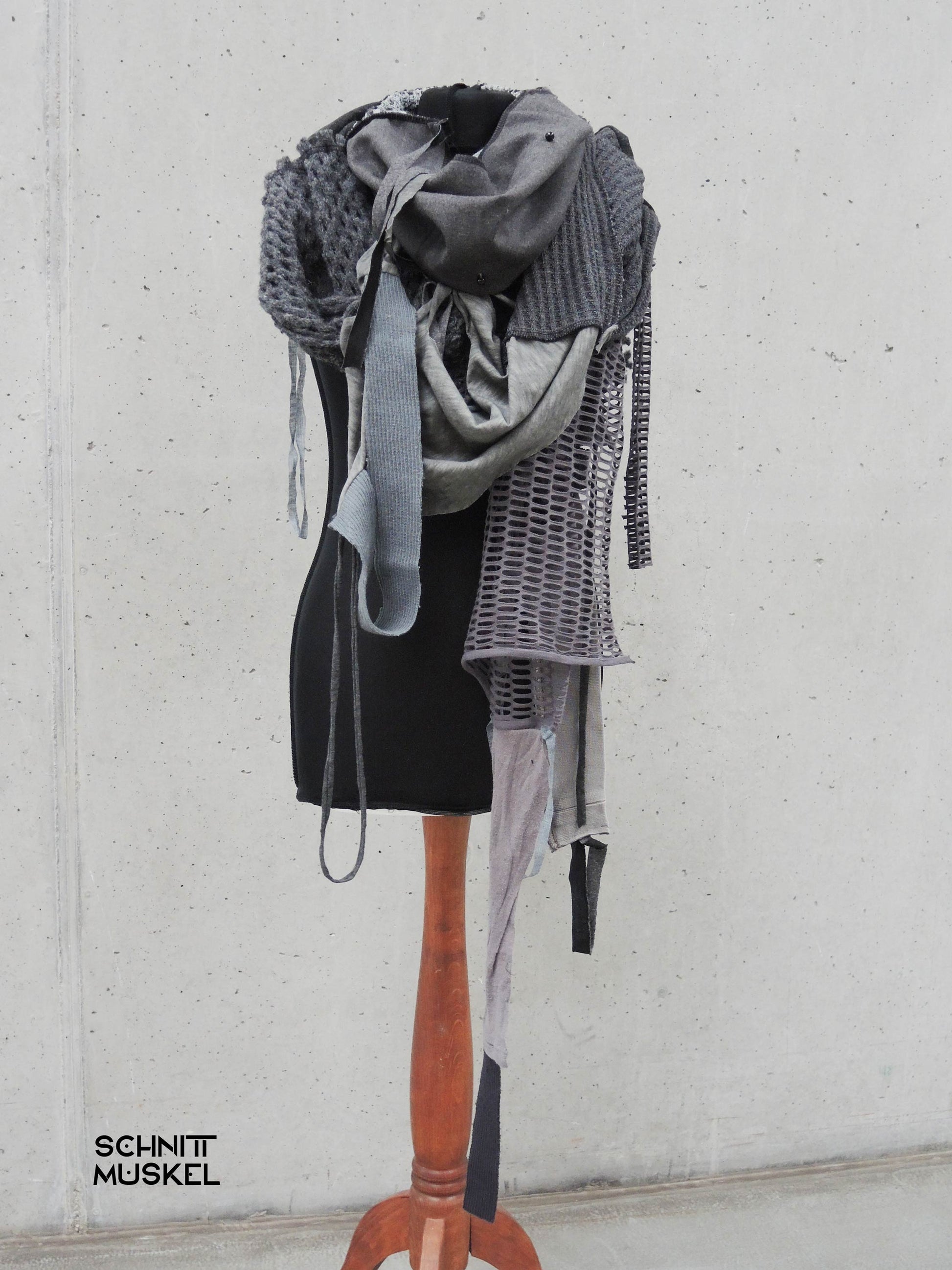 STrickschal, Resteschal, Patchworkschal, postapokalyptischer Schal, grauer Schal, ultralanger Schal