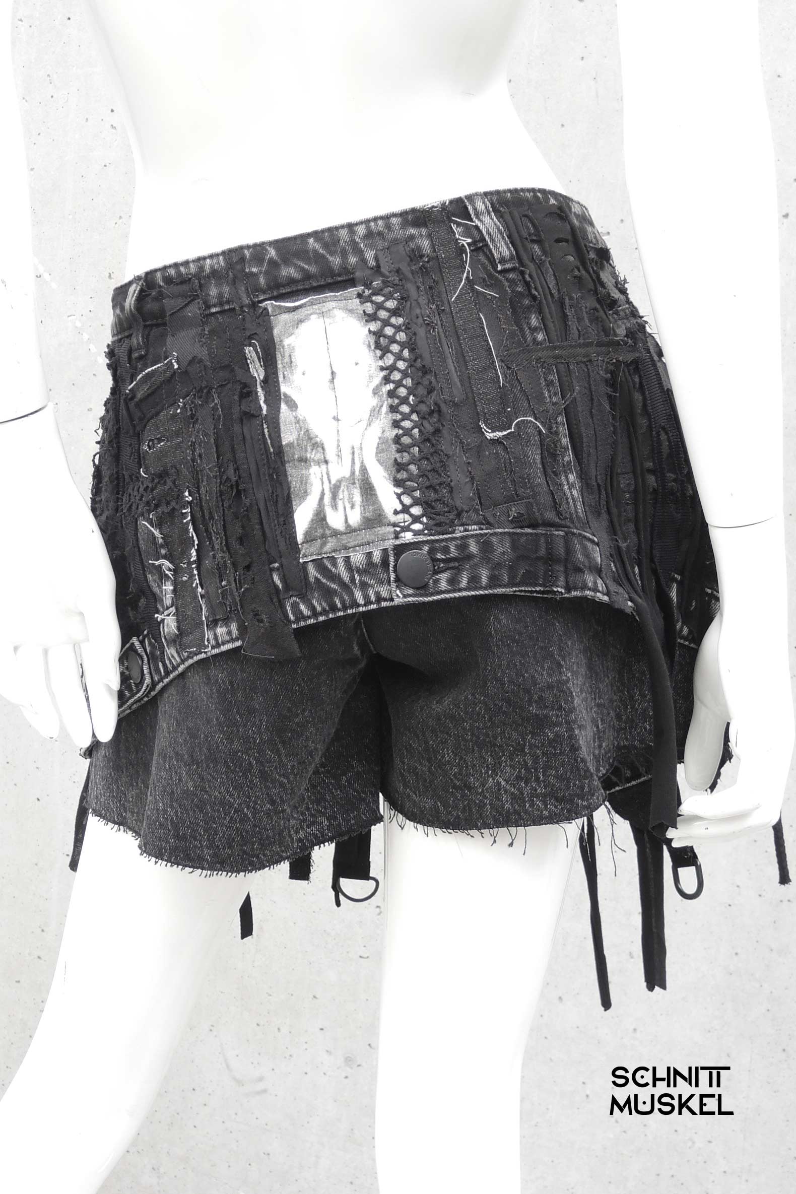 Unikathose, Unikatjeans, Unikatshorts, Gothicshorts, postapokalyptische Shorts, darkwear, Gothicmode