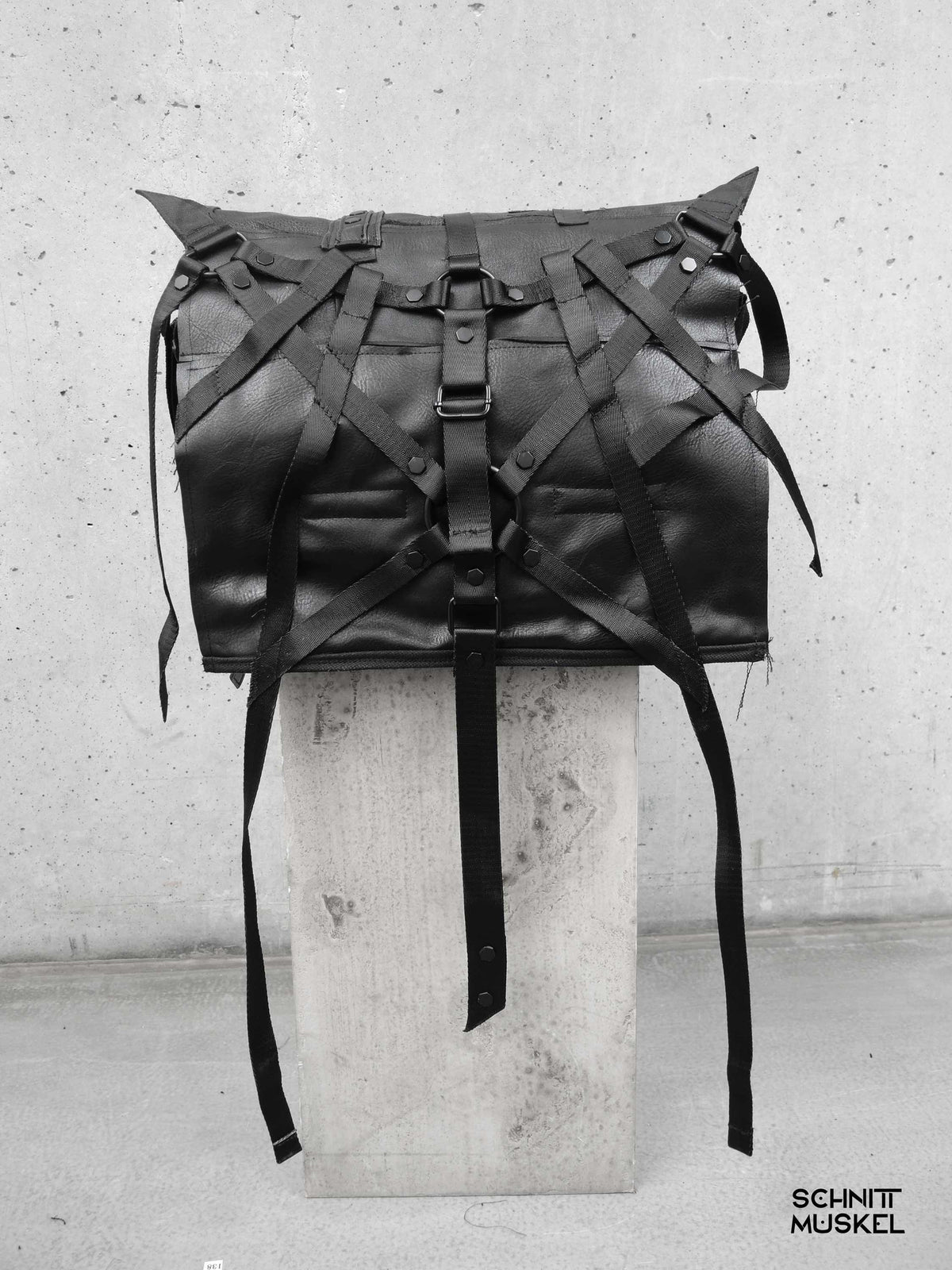 darkavantgarde Tasche, Gothic Umhängetasche, Gothic Tasche, Bondage Tasche, Unikattasche, schwarze Unikattasche, Tasche vegan, Tasche mit Bändern