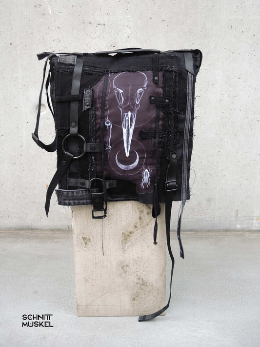 Gothic Tasche, postapokalyptische Tasche, Tasche mit Vogelschädel, schwarze Tasche mit Bändern, destroyed Tasche, upcycling Tasche, darkavantgarde Tasche, Gothic Umhängetasche, Unikattasche