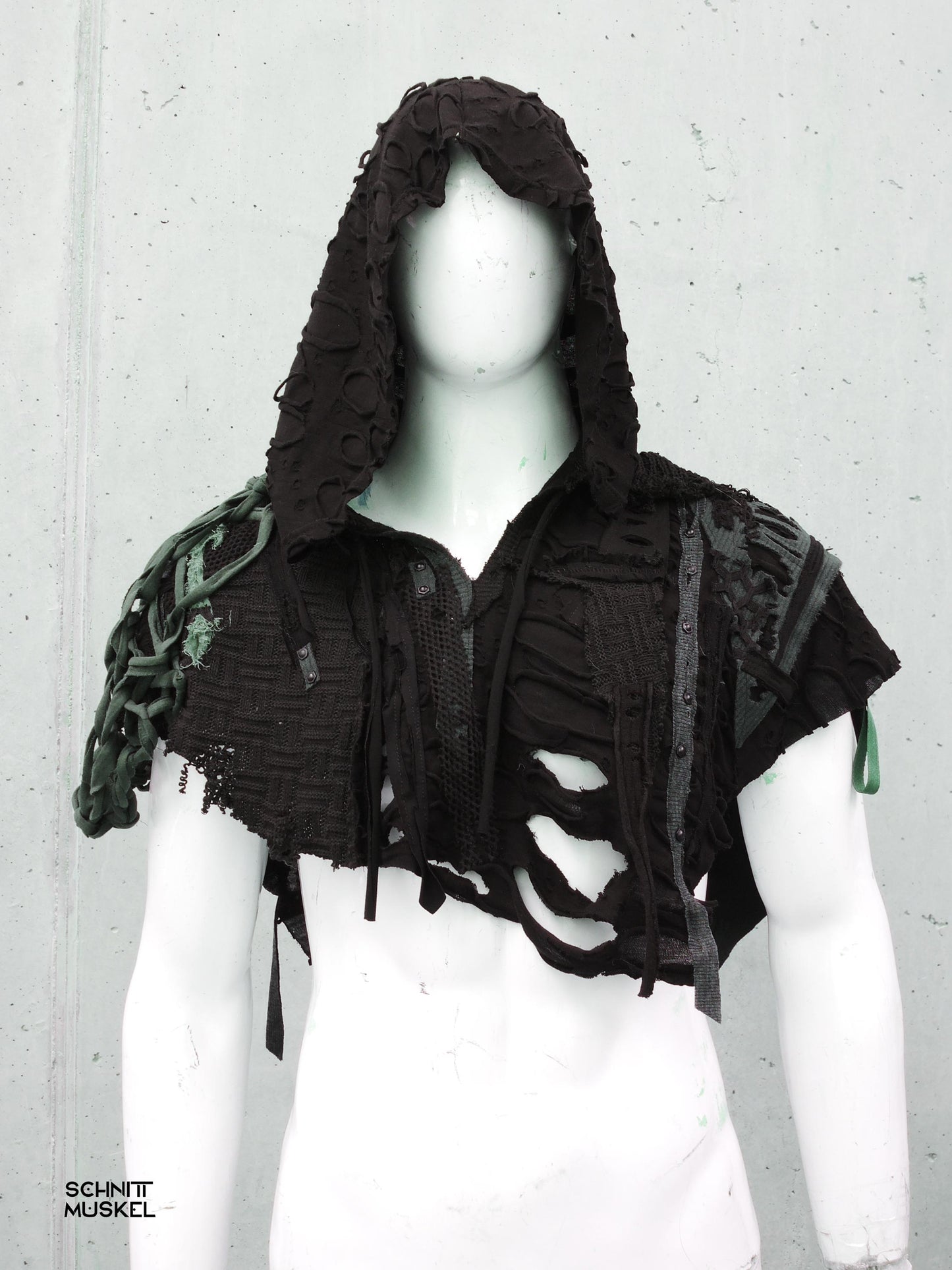 handgemachtes schwarzes Cape mit Kapuze, Dark Viking, Nordic Style, Viking Style, Wicca,
Post Apocalyptic Cape mit Schnallen und Nieten Unikat
Gothic Cape Unisex mit Kapuze Raw Look