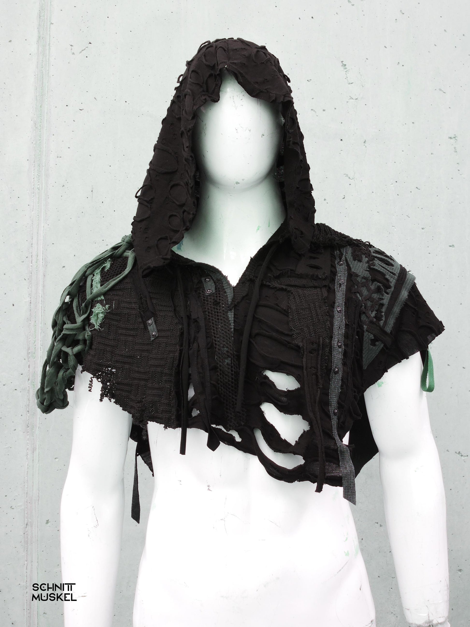 handgemachtes schwarzes Cape mit Kapuze, Dark Viking, Nordic Style, Viking Style, Wicca,
Post Apocalyptic Cape mit Schnallen und Nieten Unikat
Gothic Cape Unisex mit Kapuze Raw Look