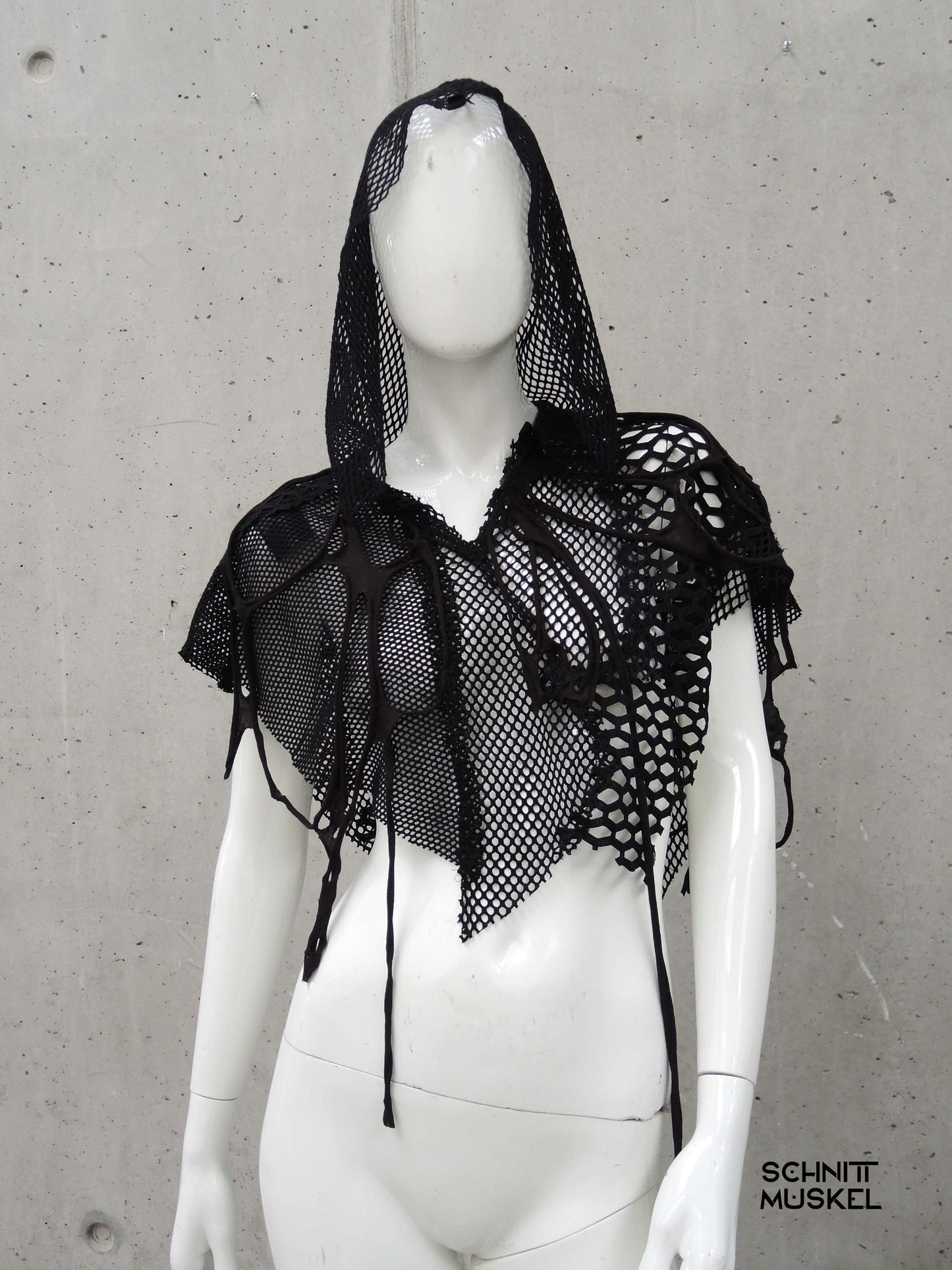 Gothic Cape, Netzcape, Netzüberwurf, postapokalyptische Mode, kinky fashion, wasteland Party Outfit