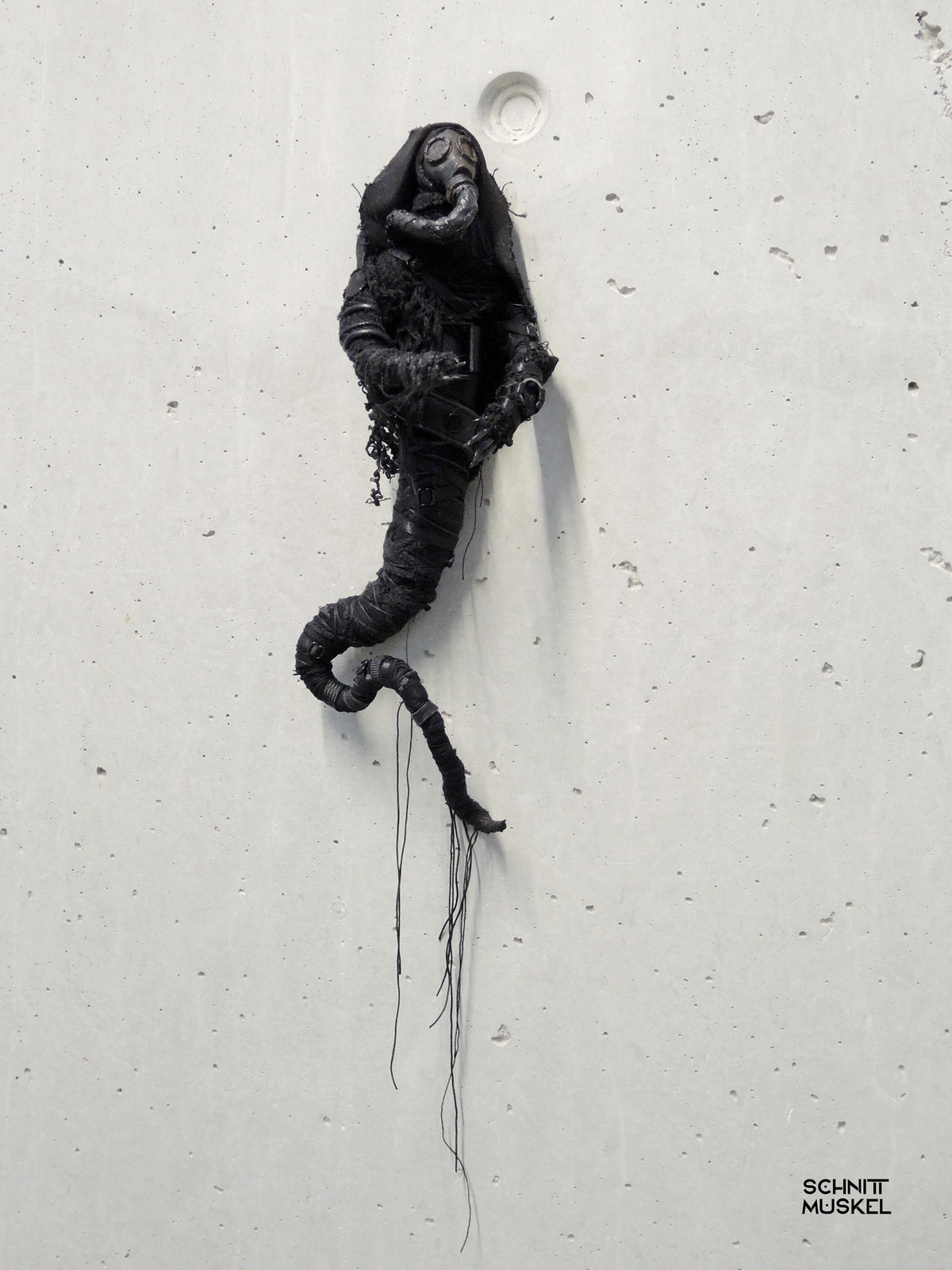 postapokalyptische Kunst, Gasmaskenfigur, postapokalyptische Figut, postapocalyptic puppet, postapo art, darkavantgarde, darkwear, darkcyberart, darkcybercaracter, Gothicpuppe, Gothicpuppet, Dark Art Skulptur, Postapokalyptische Kunst, schnittmuskel Unikat, Handgemachte Skulptur, Dark Avant-Garde Deko, Destroyed Style Kunst, Alternative Raumkunst, Künstlerfigur kaufen, Karlsruhe Art, Gasmaskenkunst