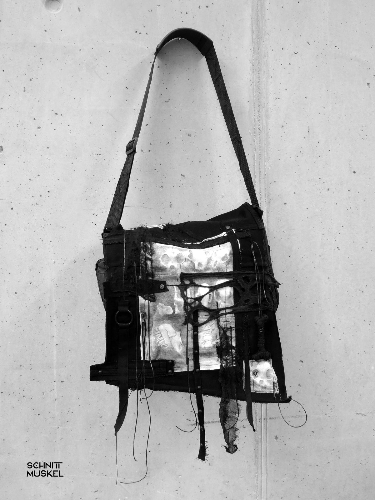 Unikattasche, Gothictasche, darkweartasche, darkwear, Gothicmode, Gothicaccessoire, Tasche mit Knochen, Punktasche, Custombag