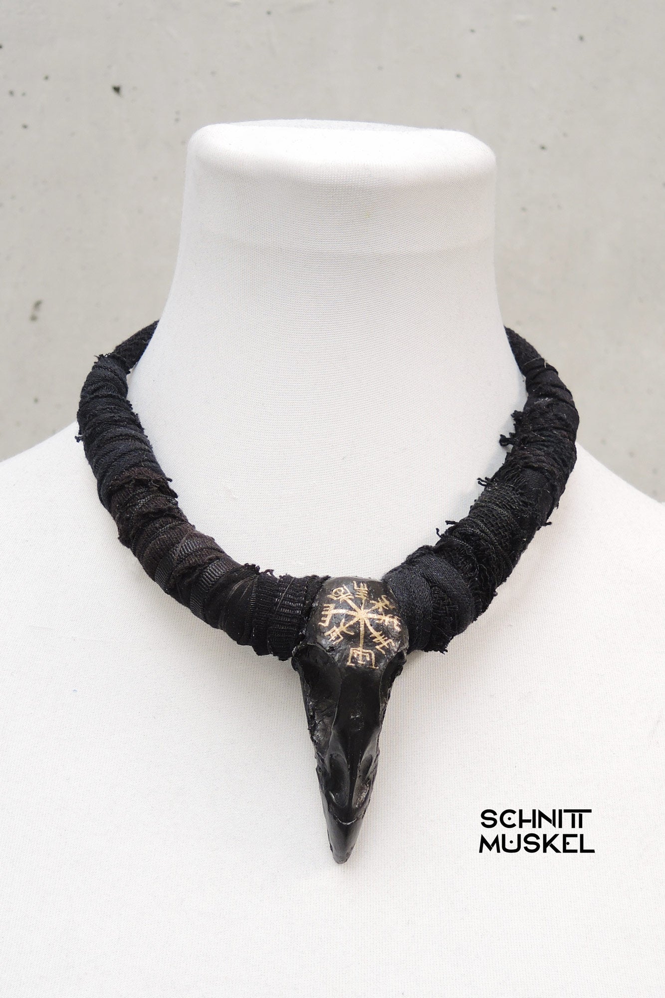 Vogelschädel mit Vegvesir, Vegvesir gold, Halsschmuck Vegvesir, Halsschmuck Vogelschäel, schwarzer Voeglschädel, Gothicschmuck, Paganschmuck, Wiccaschmuck