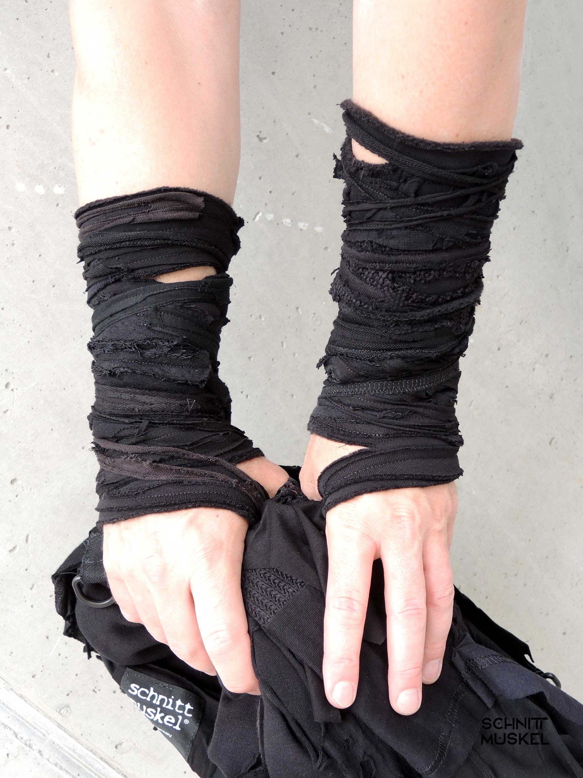 Armstulpen, Armstulpen destroyed, Armstulpen gothic, Armstulpen punk, Armstulpen schwarz, postapokalyptische Armstulpen, darkwear, darkcyber Armstulpen