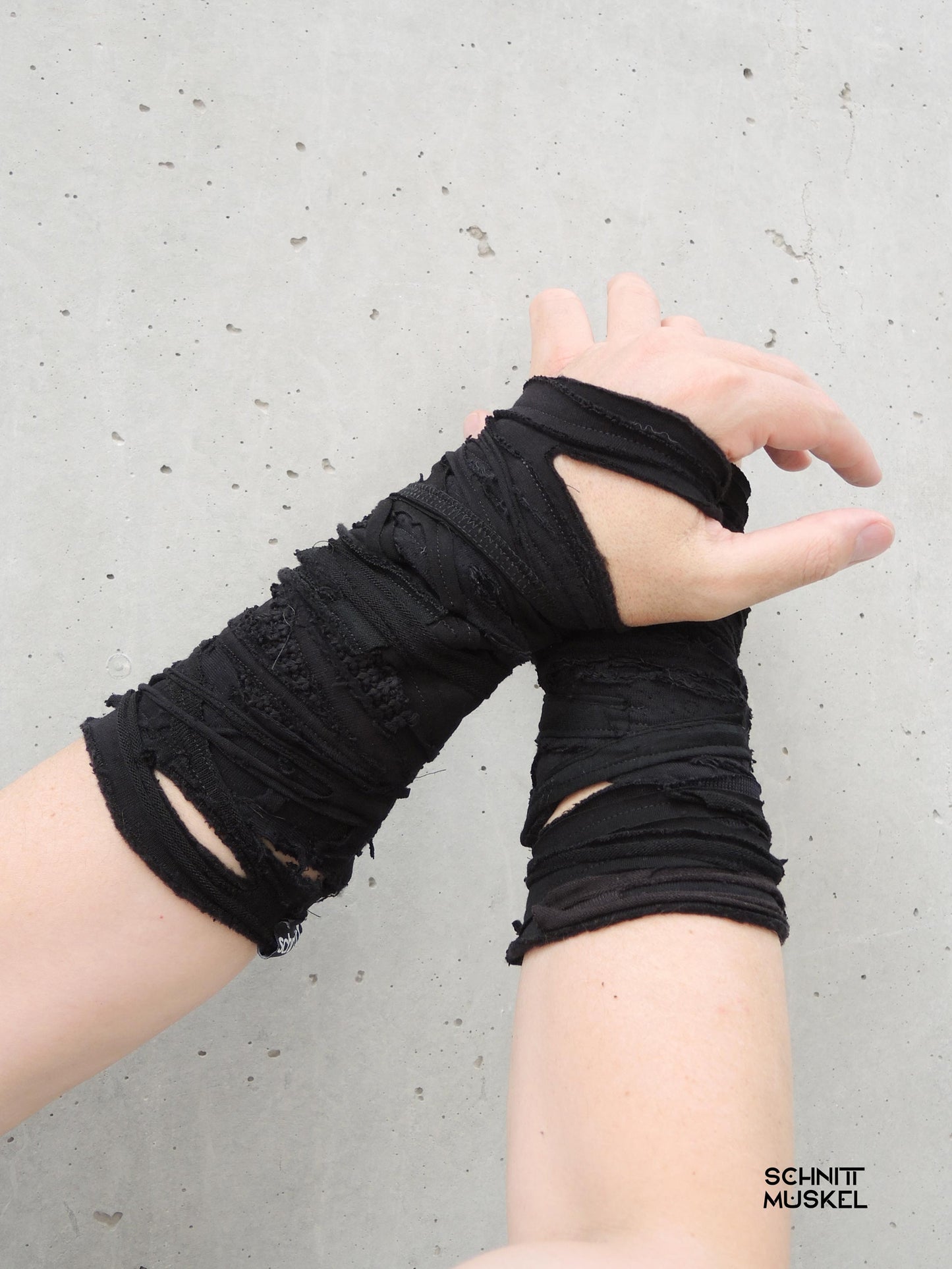 Armstulpen, Armstulpen destroyed, Armstulpen gothic, Armstulpen punk, Armstulpen schwarz, postapokalyptische Armstulpen, darkwear, darkcyber Armstulpen