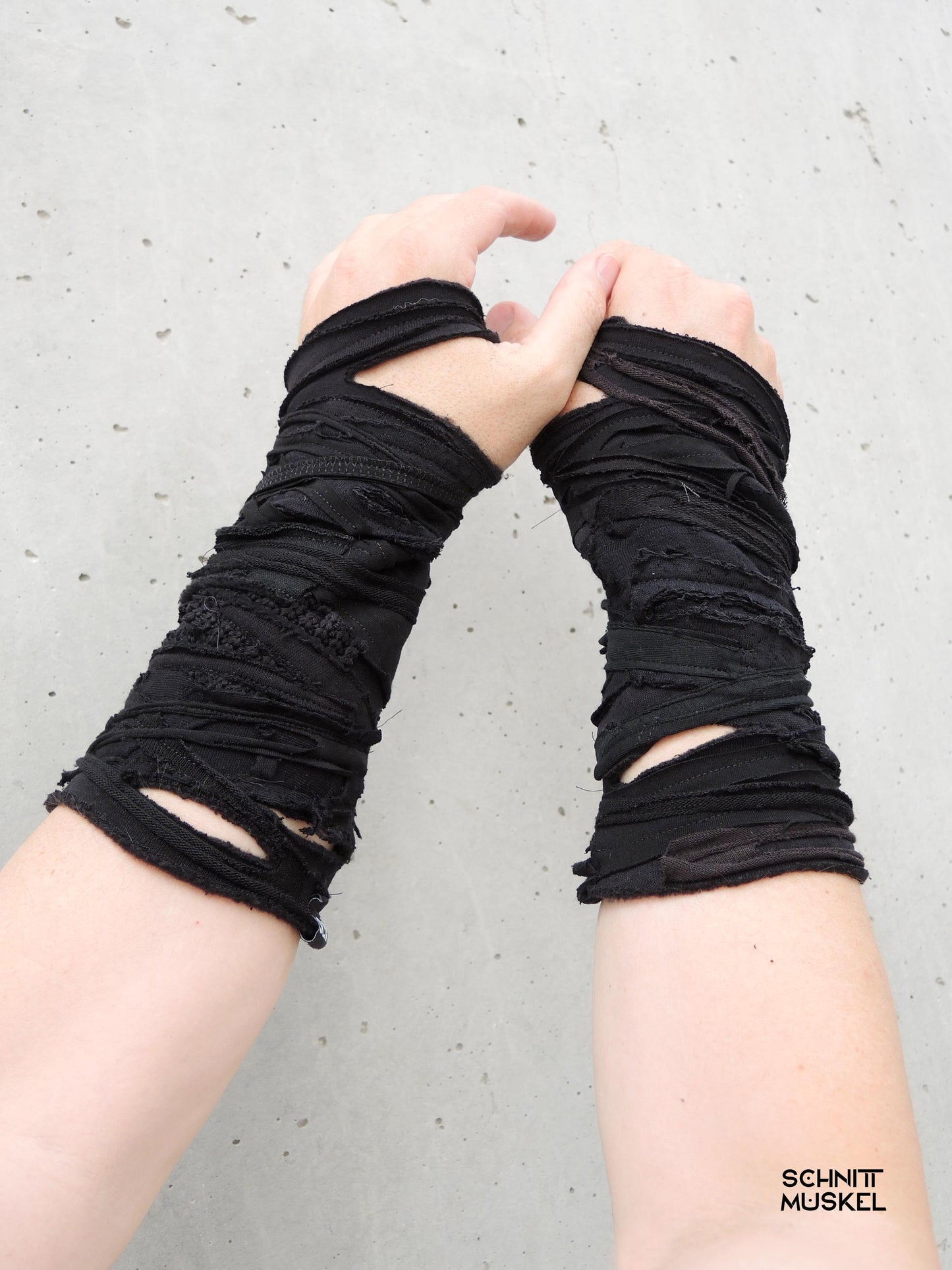 Armstulpen, Armstulpen destroyed, Armstulpen gothic, Armstulpen punk, Armstulpen schwarz, postapokalyptische Armstulpen, darkwear, darkcyber Armstulpen